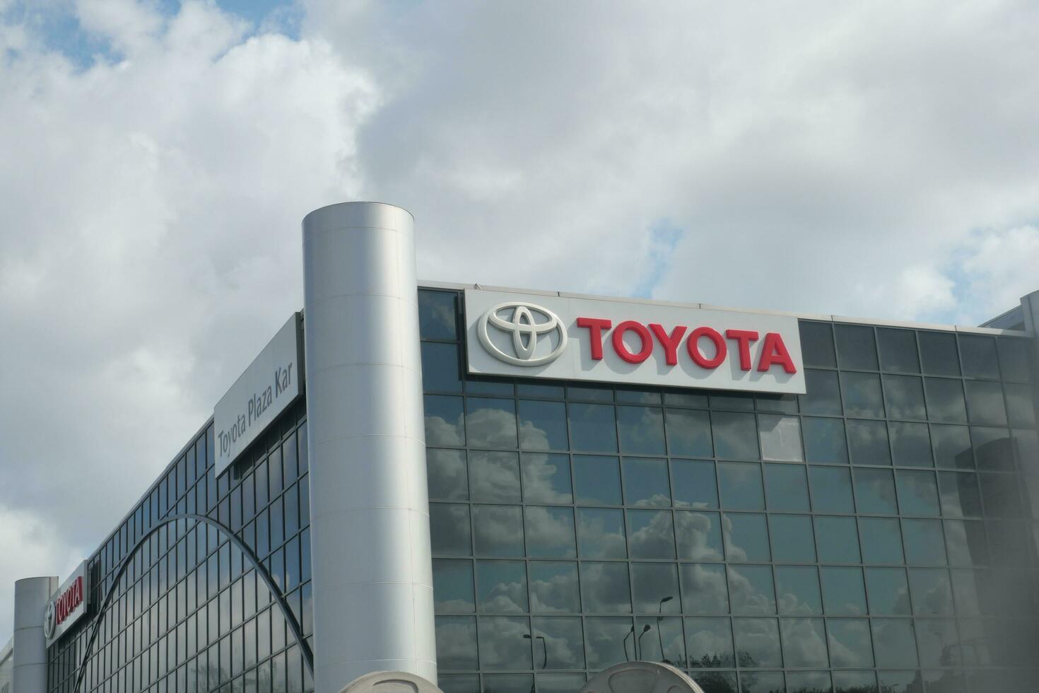 Kalkon istanbul 18 augusti 2023. Toyota varumärke namn på byggnad mot blå himmel foto