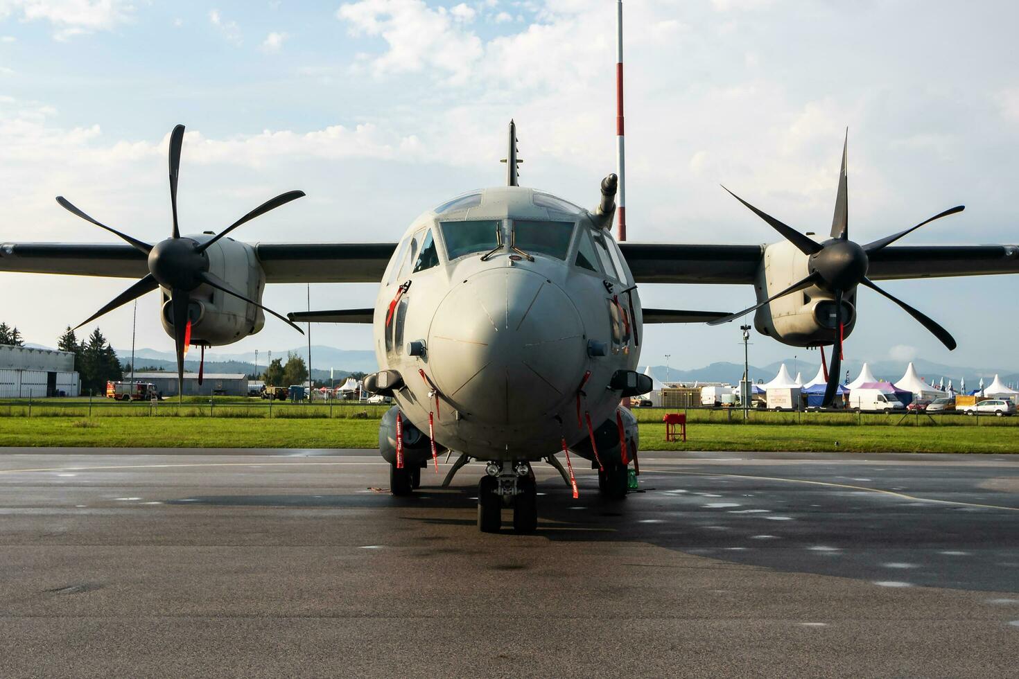 militär transport plan på luft bas. luft tvinga flyg drift. flyg och flygplan. luft försvar. militär industri. flyga och flygande. foto