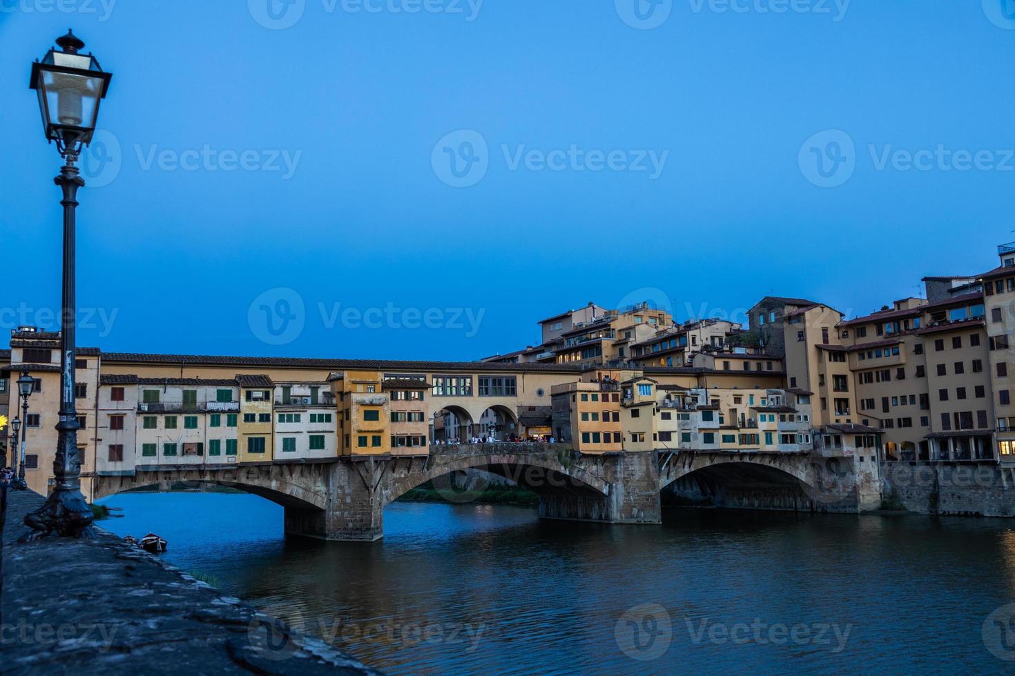 solnedgång på ponte vecchio - gammal bro - i Florens, Italien. fantastiskt blått ljus innan kvällen. foto