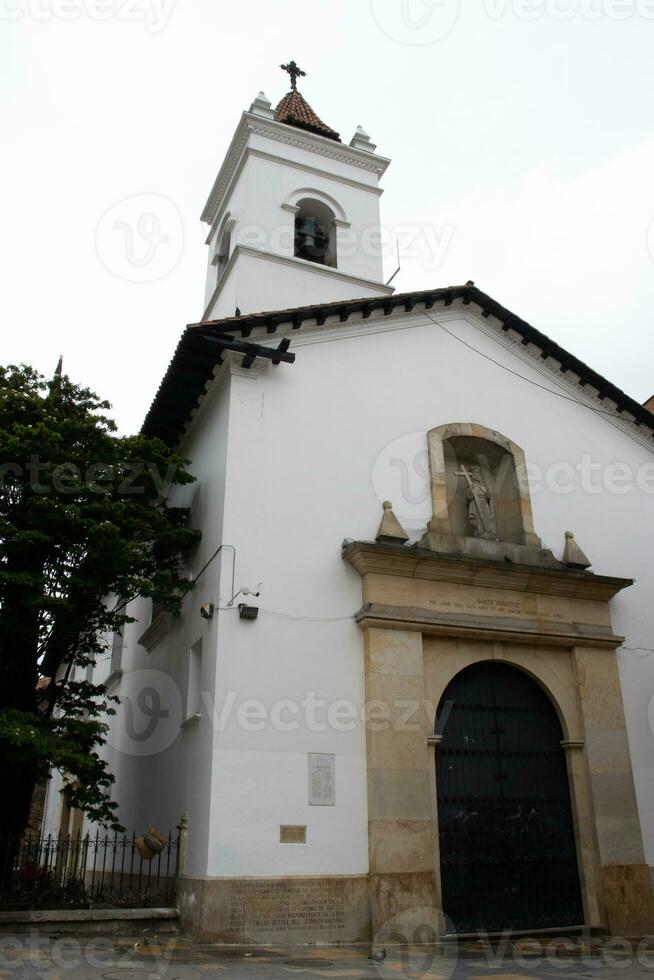 historisk kyrka av san francisco byggd på de xvi århundrade belägen på la kandelaria grannskap i bogota stad Centrum foto