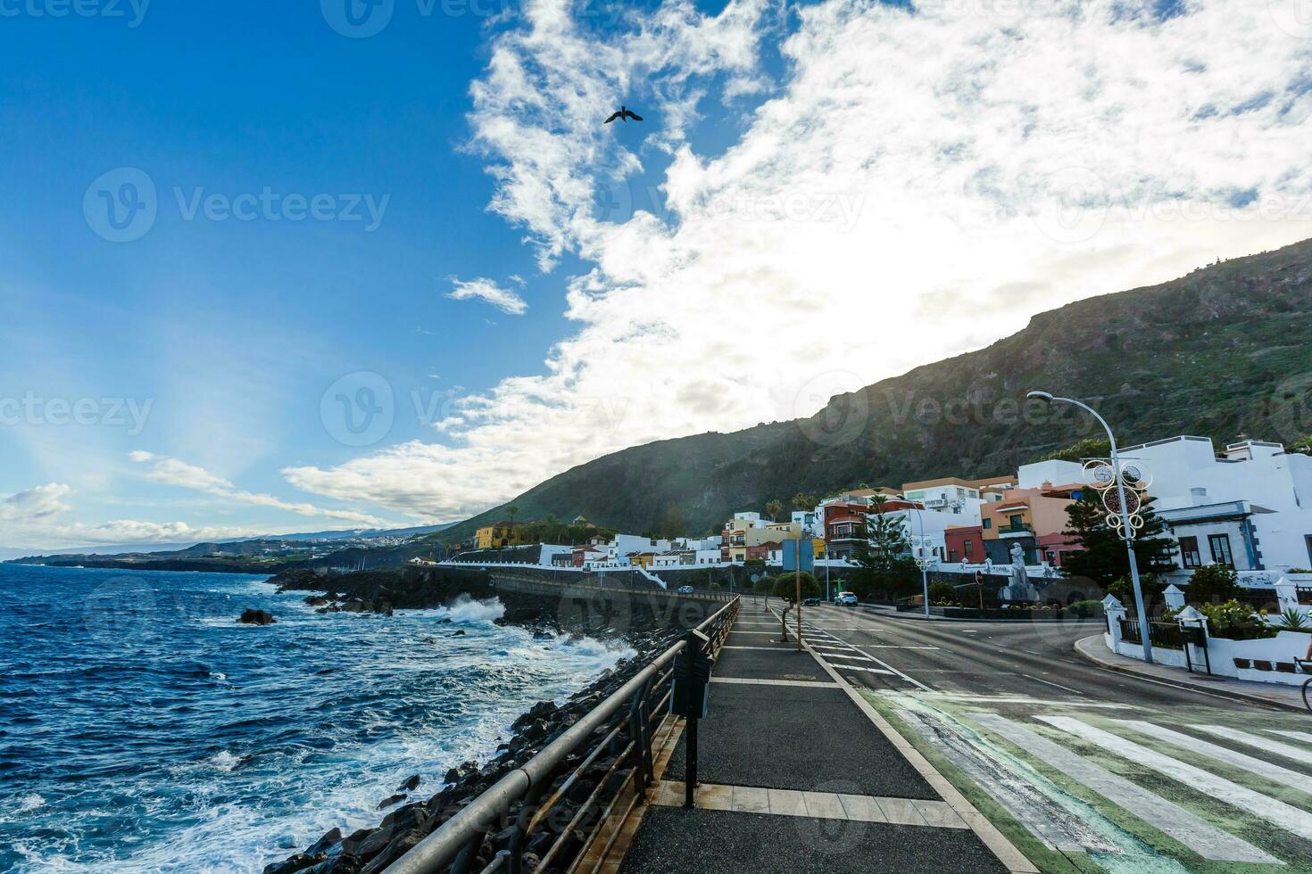 antenn se av garachico by på de kust av atlanten hav i tenerife ö av Spanien foto