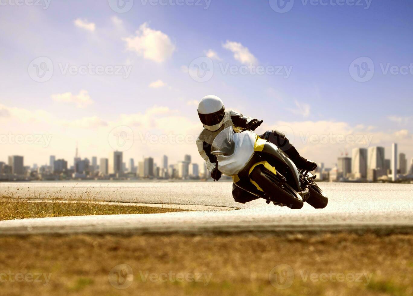 man bär säkerhet kostym ridning sport tävlings motorcykel på skarp kurva motorväg foto