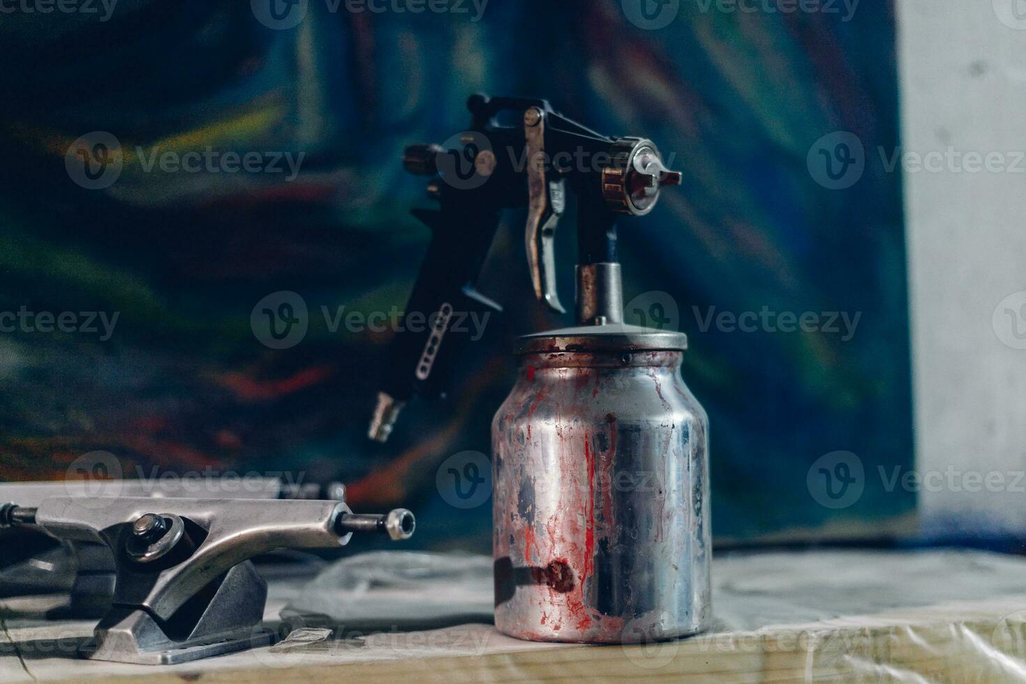 bemästra målare i en fabrik - industriell målning trä med spray pistol. foto