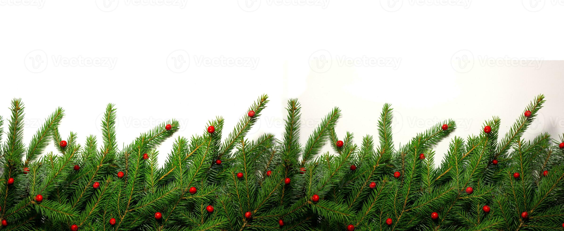 kreativ ny år gräns från jul träd grenar. plats för text. jul bakgrund i retro stil. ny år och jul kort. natur ny år begrepp. kopia Plats. foto