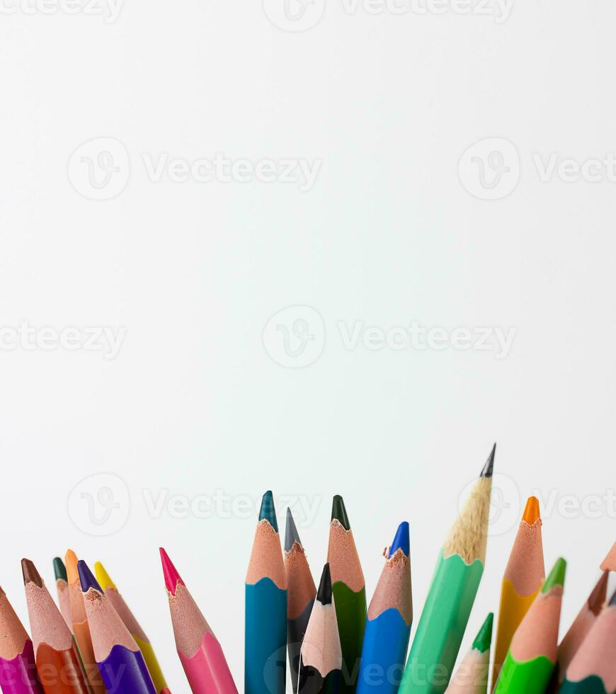 flerfärgad pennor på en vit bakgrund. kopia Plats. tillbaka till skola foto
