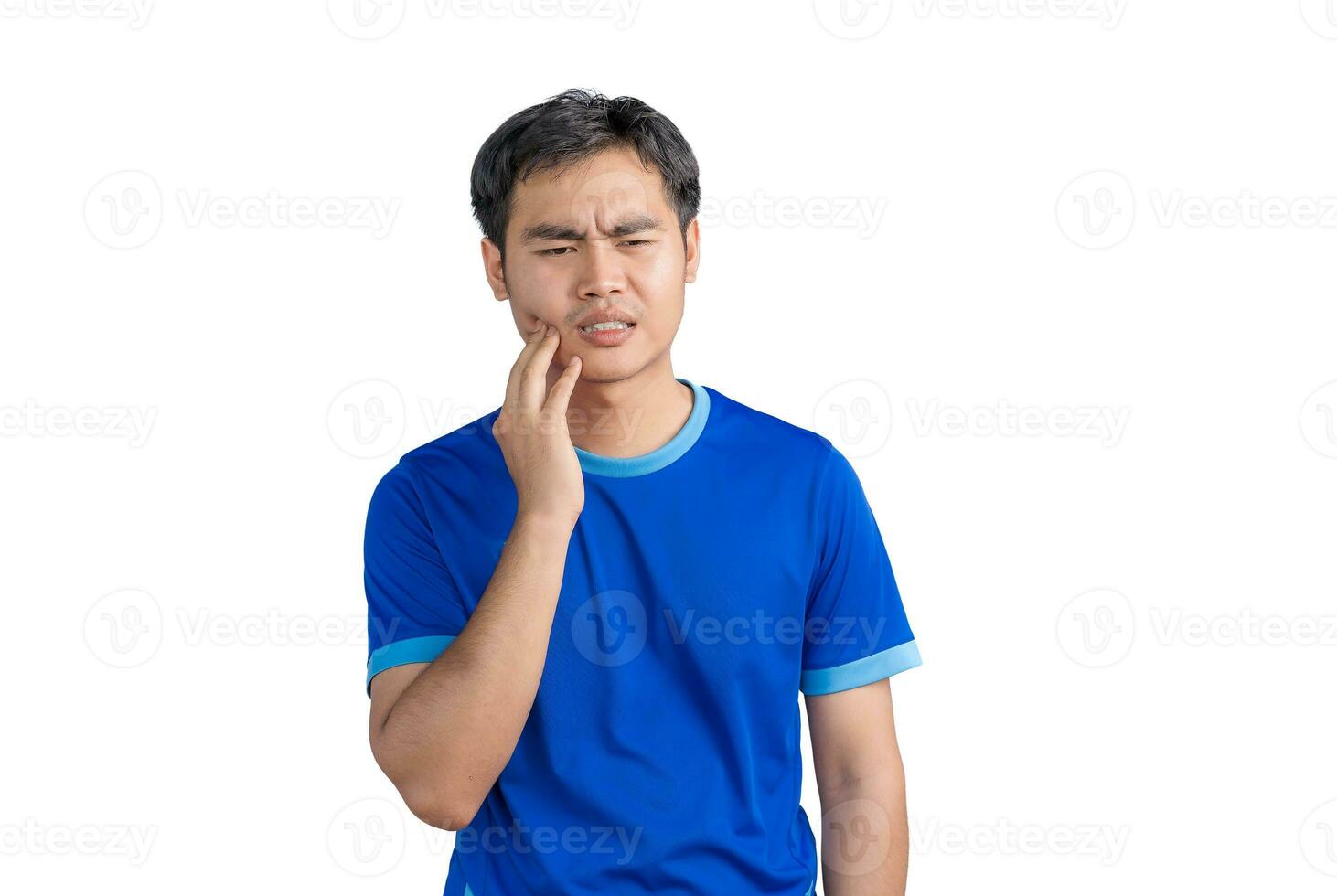 ung asiatisk man rörande mun lidande från tandvärk eller dental sjukdom på tänder isolerat på vit bakgrund. manlig känsla smärta, innehav hans kind med hand, lidande från dålig tandvärk. tandläkare foto