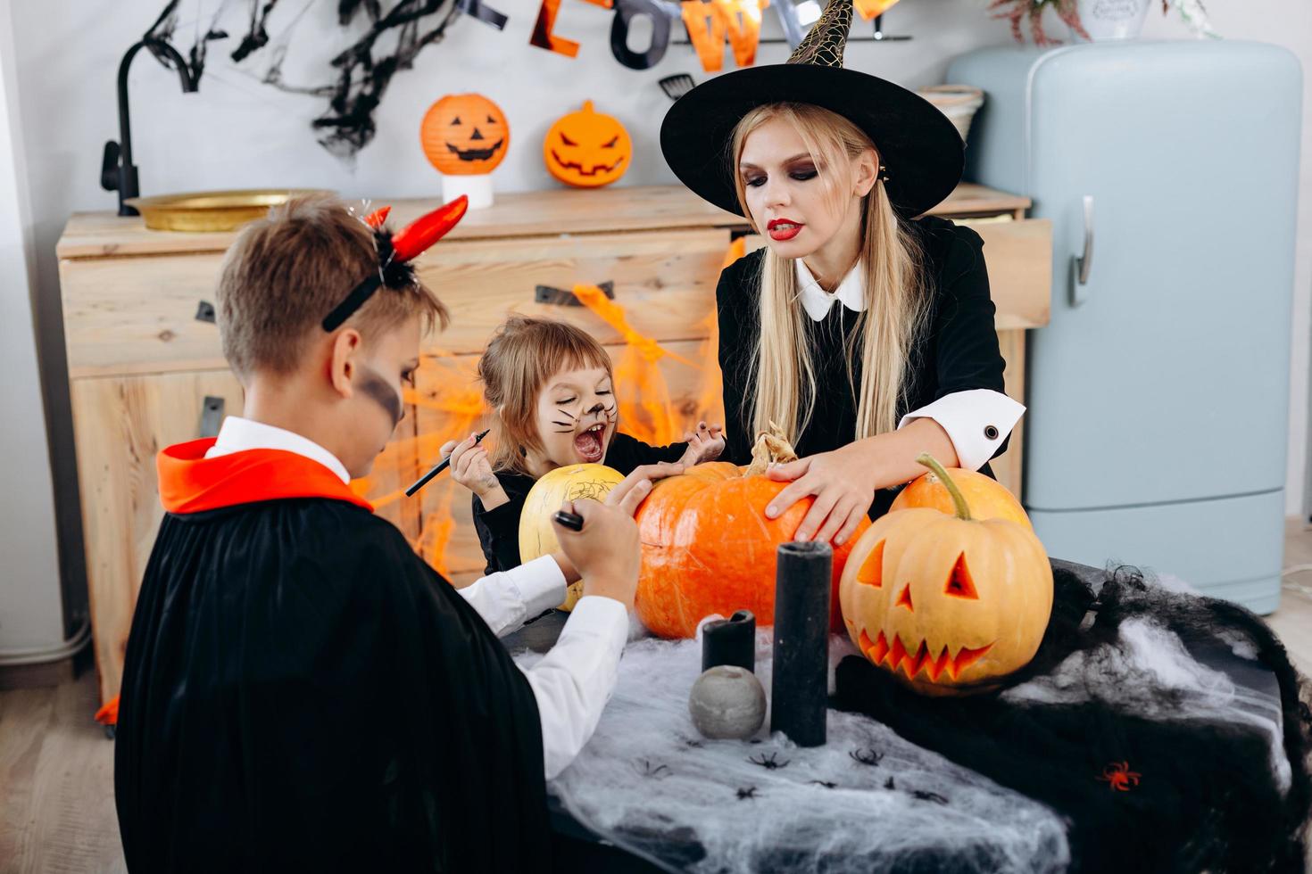 familjens förberedelser inför semestern halloween. konceptbild foto