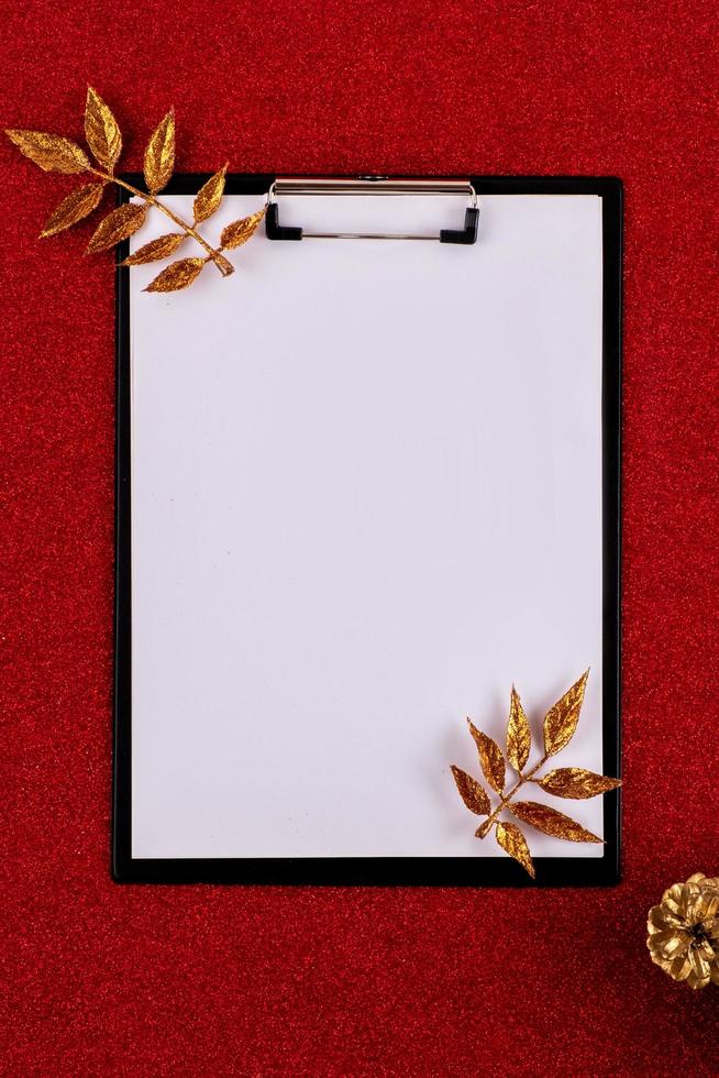 tomt ark för nyårshälsningar dekorerade tallkottar foto