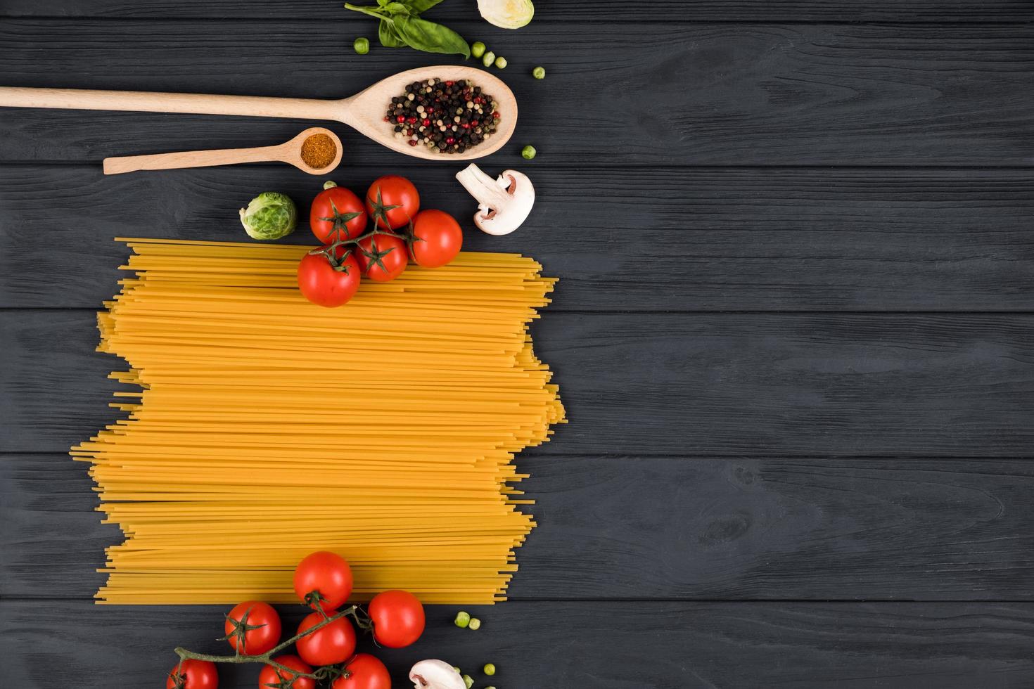uppsättning produkter för italiensk pasta. kopiera utrymme till höger. foto