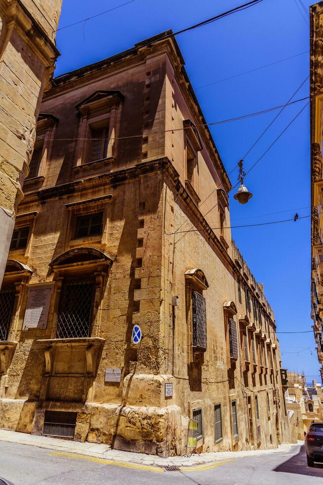 valletta, malta - juni 20, 2019 - typisk gata hörn i Valletta foto