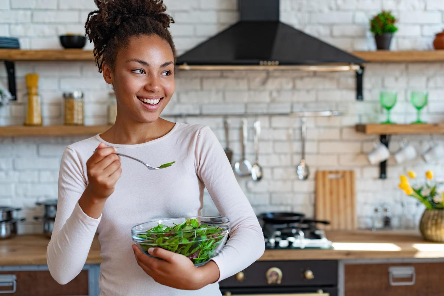 vacker hushållslagning hemma en hälsosam mat, god sallad - bild foto