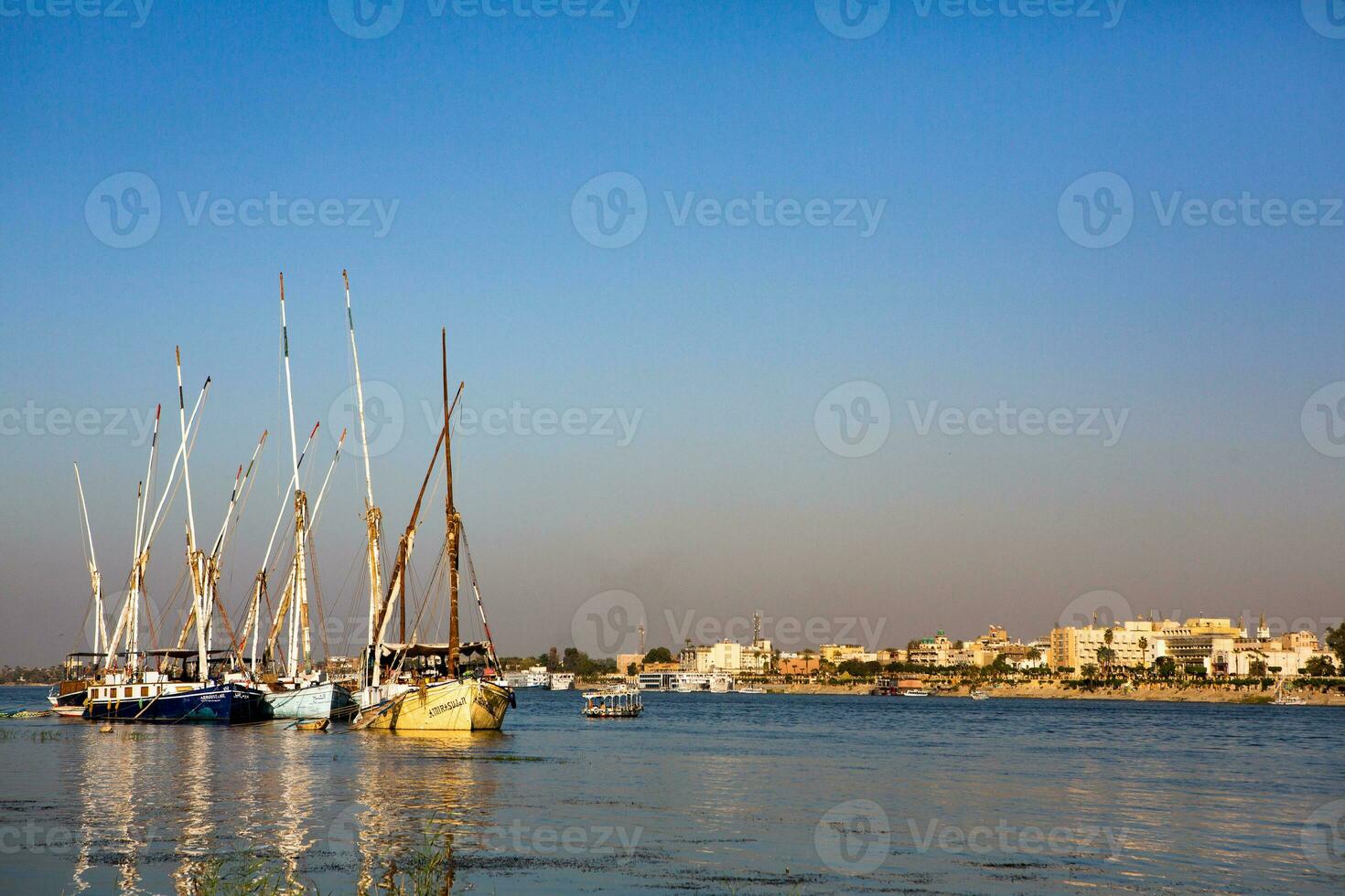 nile de längst flod i afrika. primär vatten källa av egypten. landskap med klar vatten flod. foto