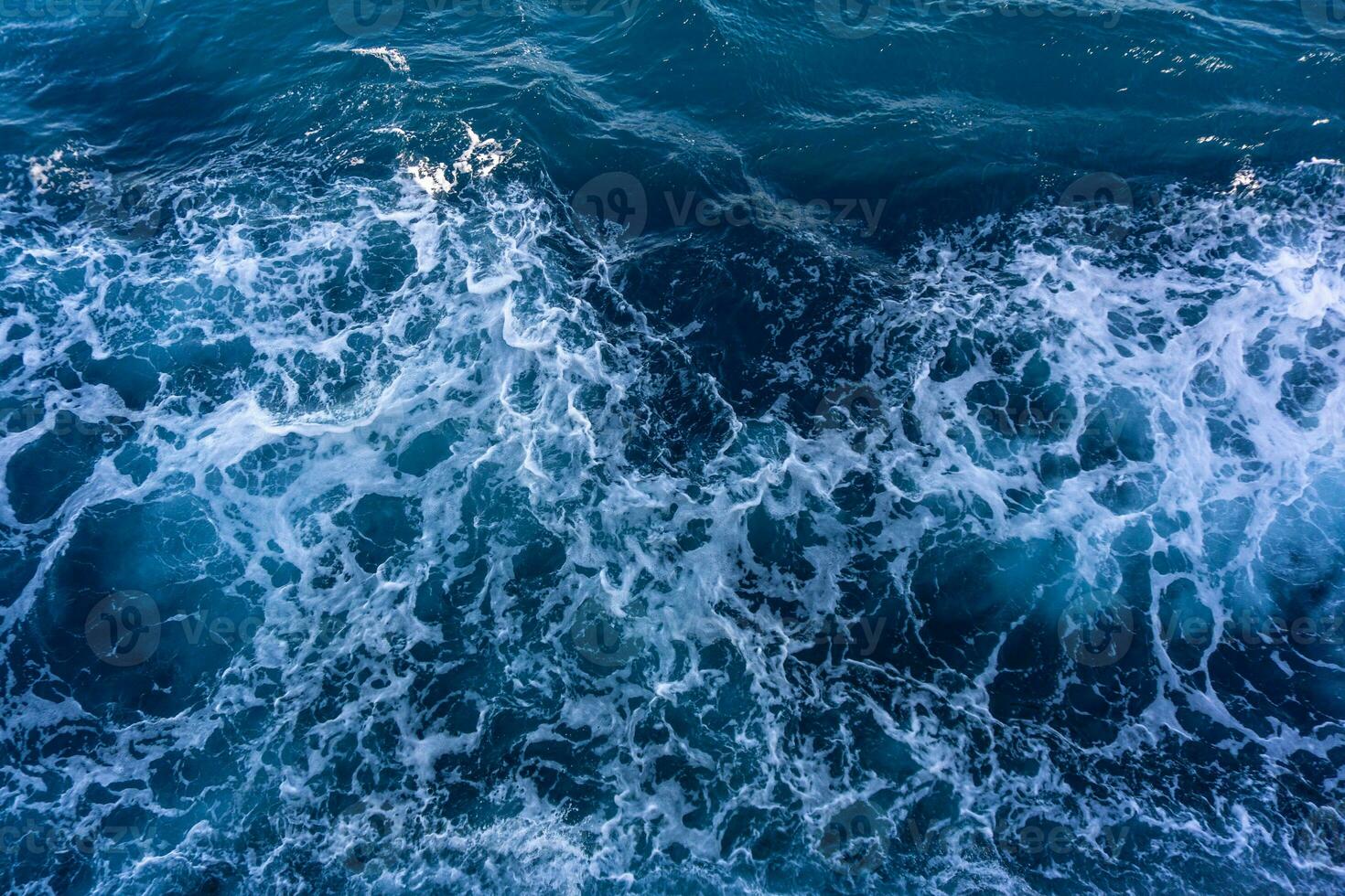 marinmålning från hög perspektiv. topp se av hav hav vatten stänk. foto