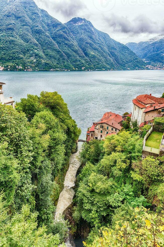 naturskön kanjon som förs in i de sjö como i bellano stad, Italien foto