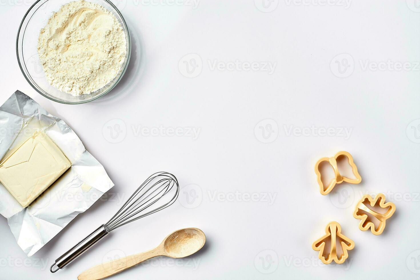 förberedelse av de deg. Ingredienser för de deg - mjöl, Smör och olika verktyg. på vit bakgrund. fri Plats för text . topp se foto