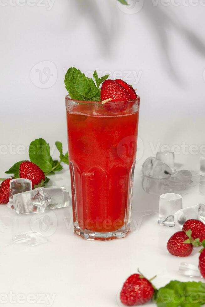 dryck med färsk jordgubbar och passionen frukt i glas med is och färsk mynta foto