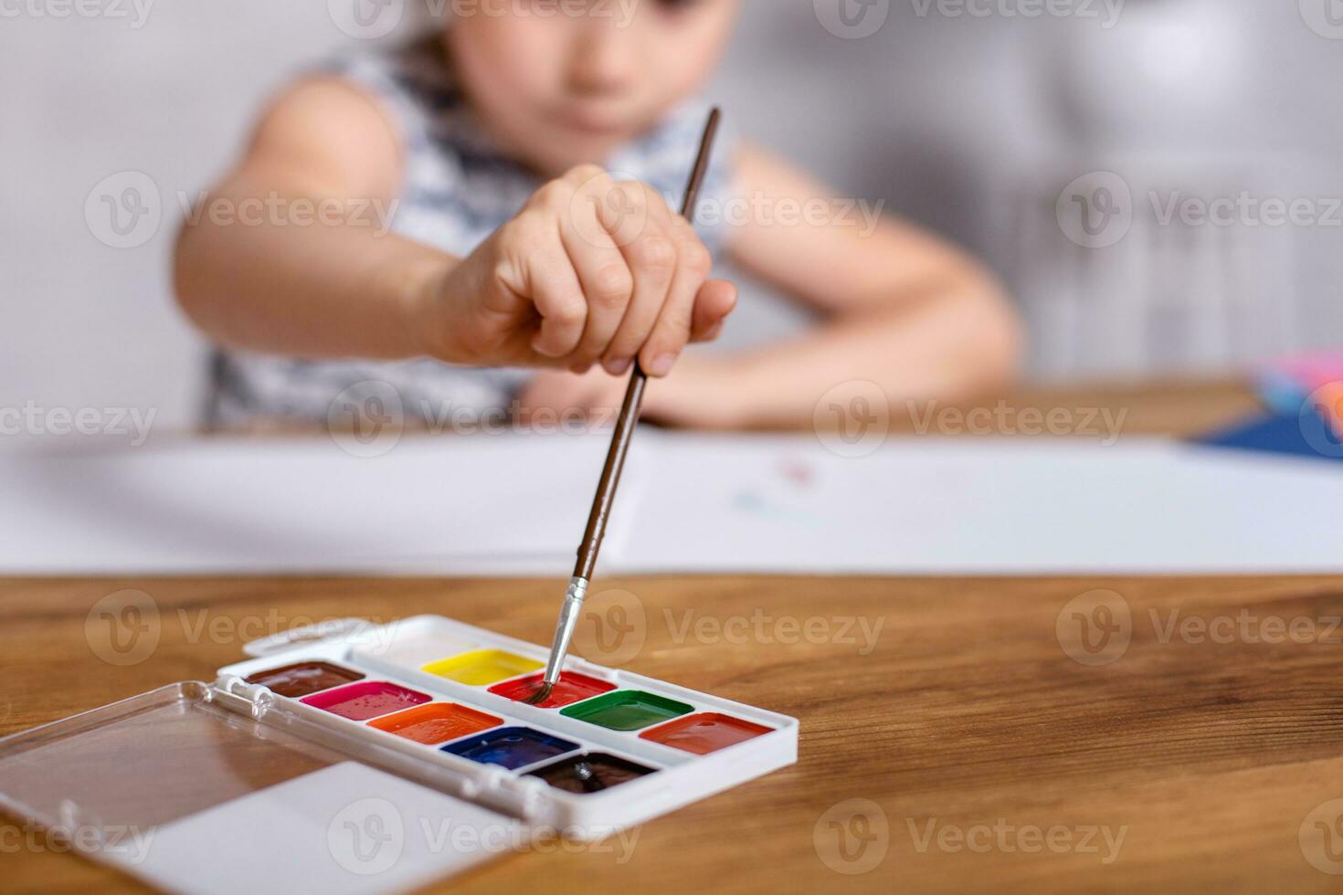 utbildning, skola, konst och målning begrepp - liten flicka drar målarfärger foto