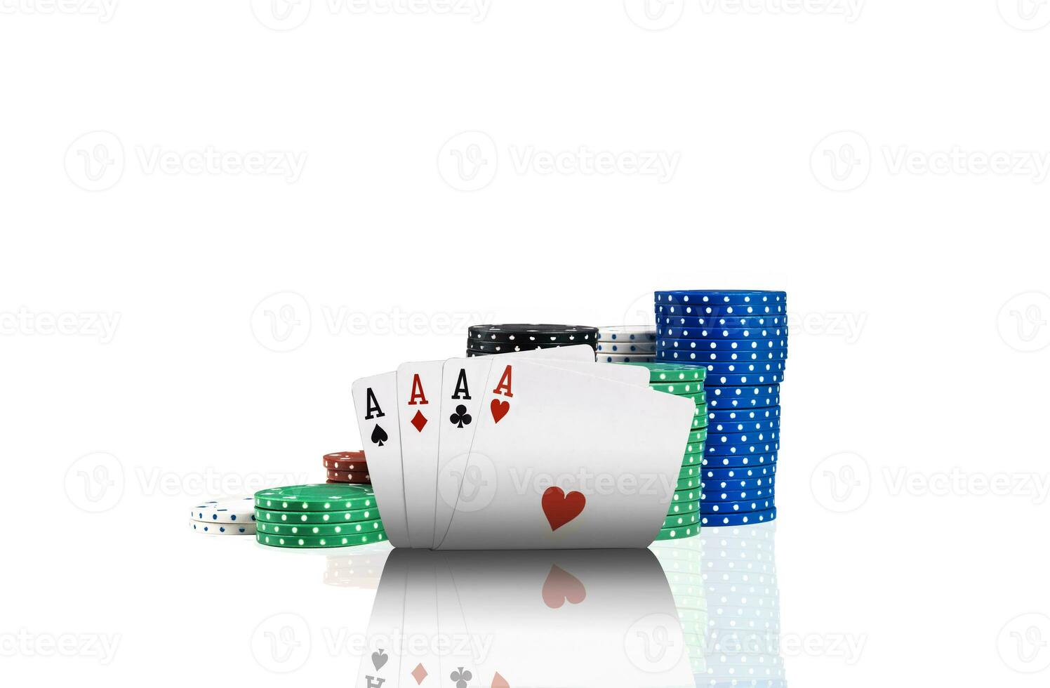 närbild Foto av fyra ess och färgrik pommes frites i pålar stående Bakom, isolerat på vit bakgrund. hasardspel underhållning.