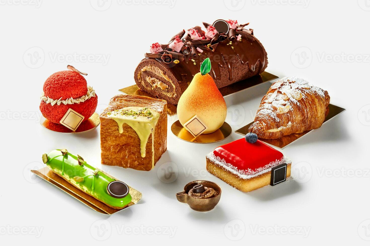 frukt formad bakverk, cheesecake med bär gelé, pistasch eclair, choklad rulla, kubisk och halvmåne croissanter på vit foto
