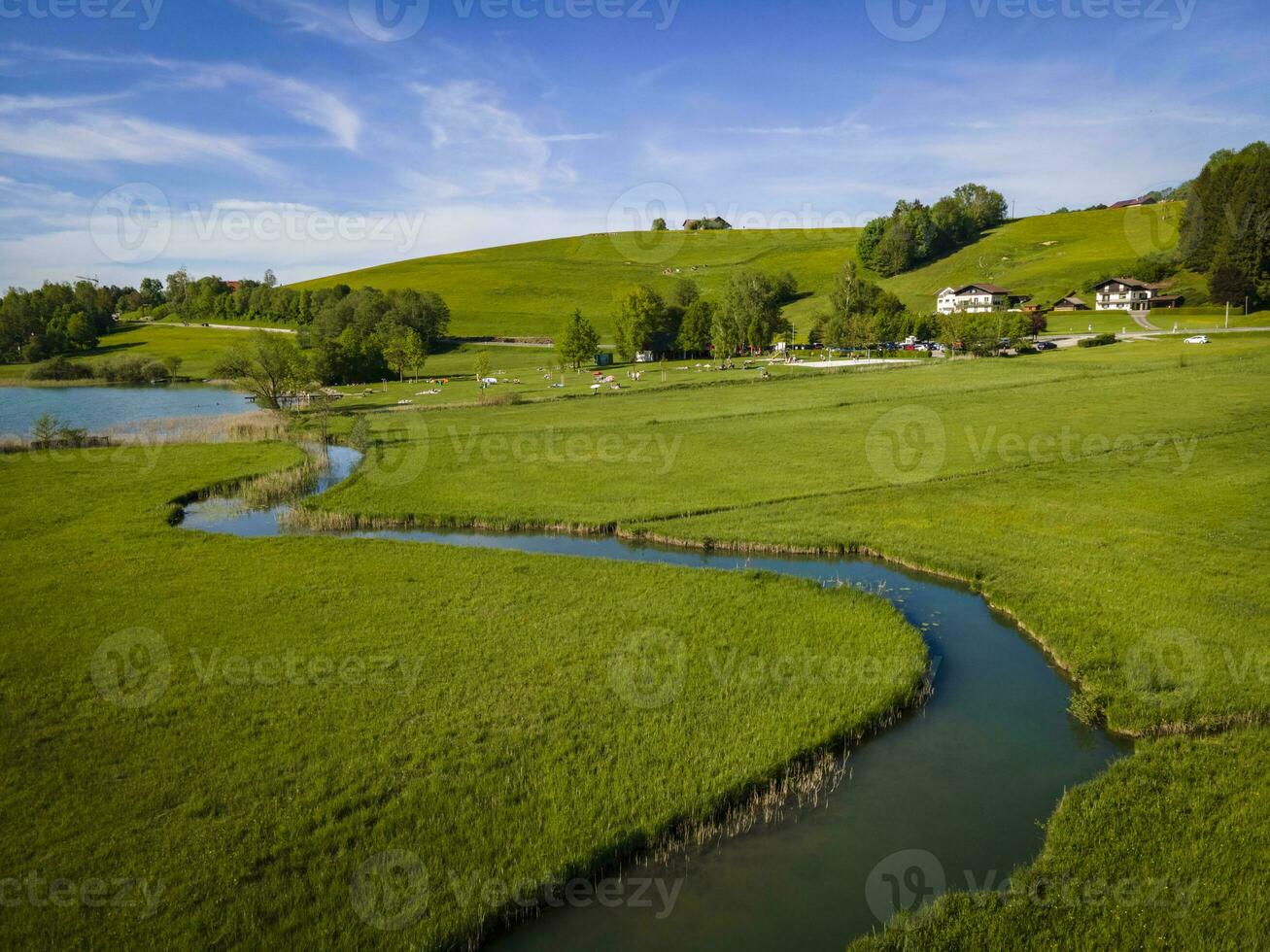 landskap på de underbar lokal- rekreation område på de irrsee i österrike foto