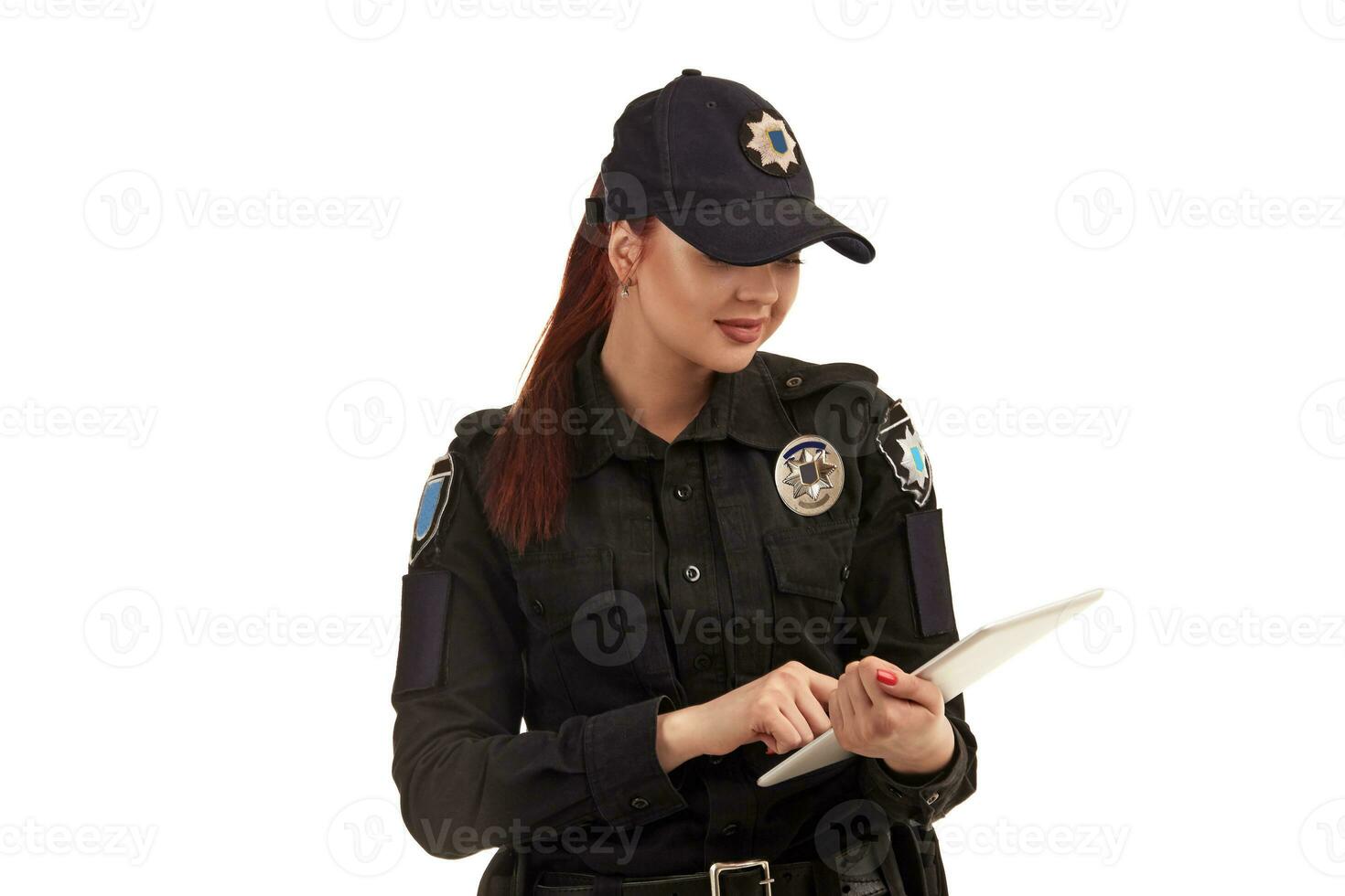 närbild porträtt av en kvinna polis officer är Framställ för de kamera isolerat på vit bakgrund. foto