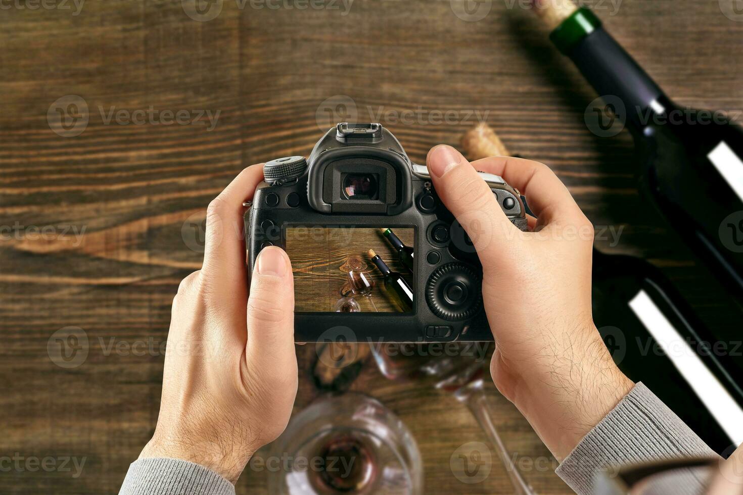 digital enkellins reflex kamera i händer. man fotograf gör foton. manlig händer håll de kamera närbild foto