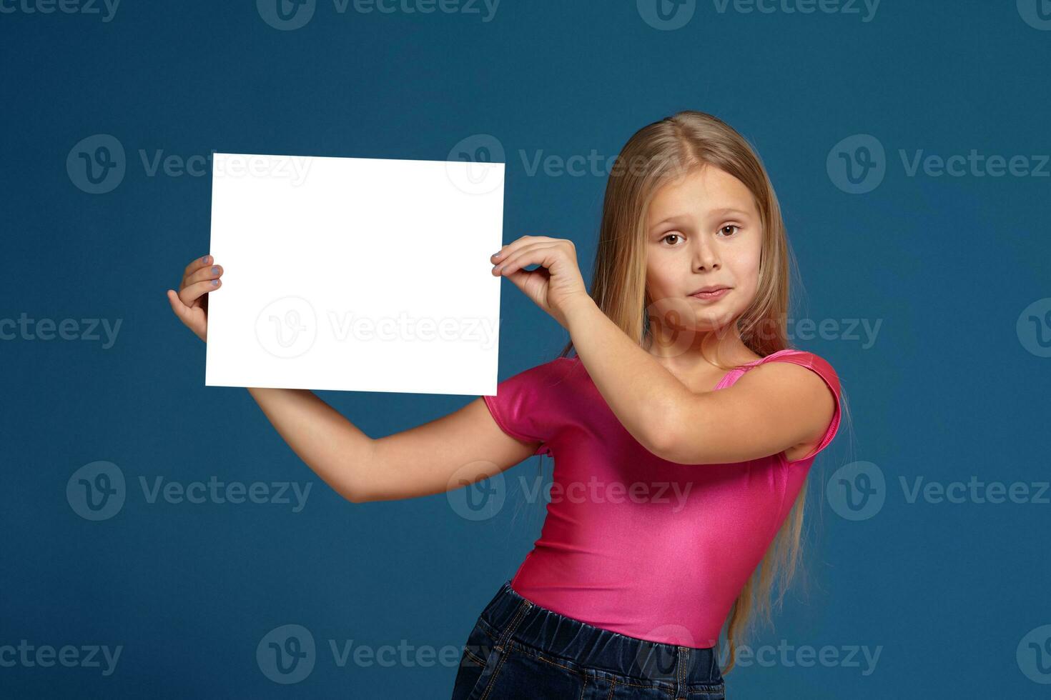 porträtt av förtjusande emotionell liten flicka på blå bakgrund foto