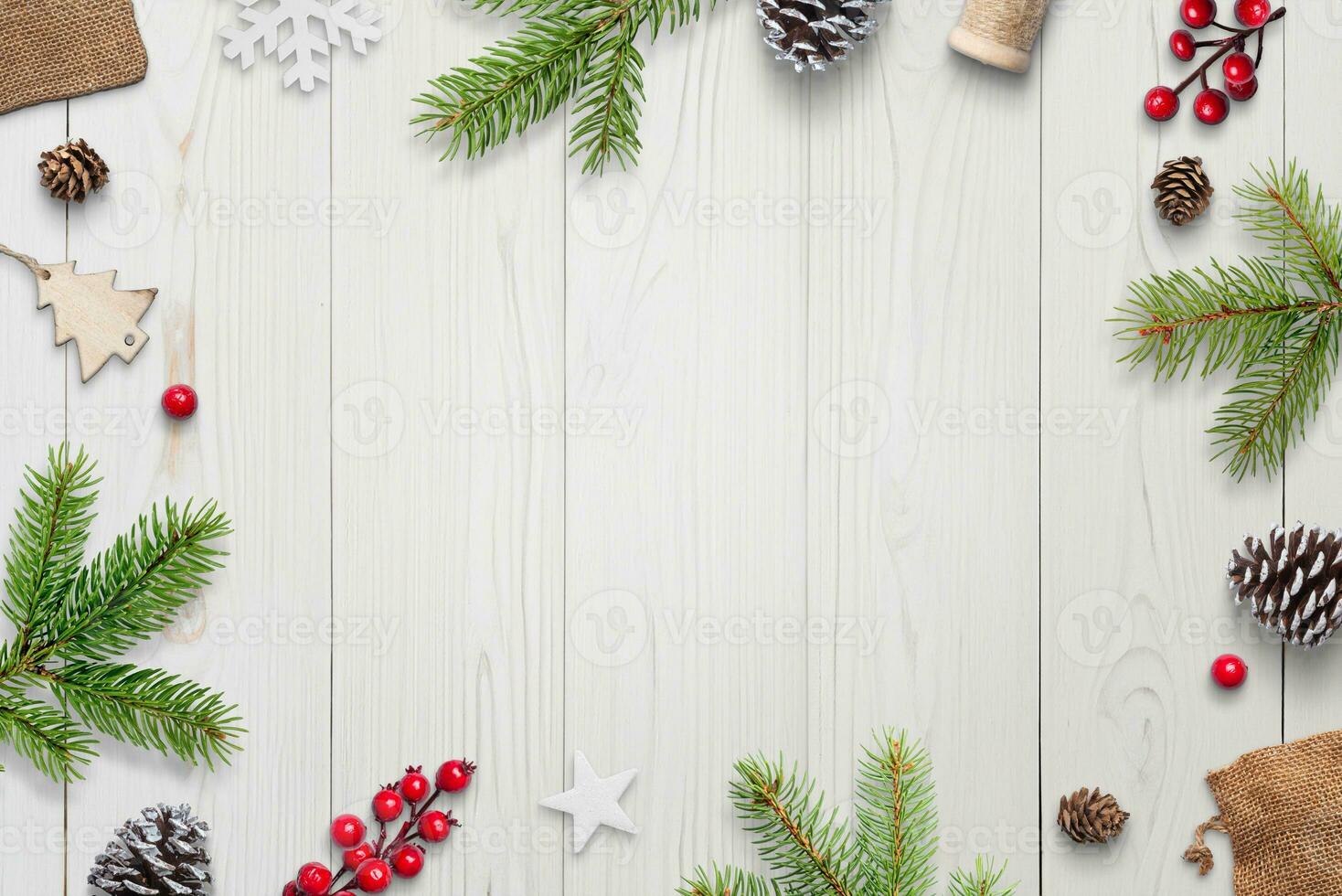 topp se av festlig vit trä- skrivbord med jul dekorationer, gåvor, och kopia Plats. elegant Semester sammansättning foto