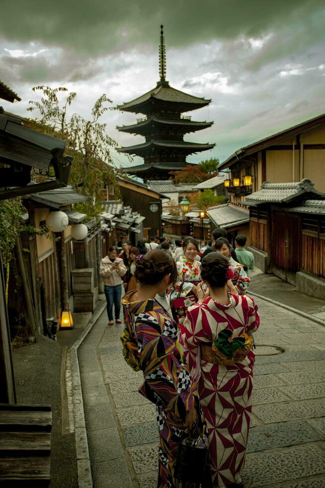 kyoto japan - 9 november 2018 japansk kvinna bär kimono tar fotografera på yasaka helgedom gata, yasaka glans pagod är ett av mest populär reser destination i kyoto japan foto