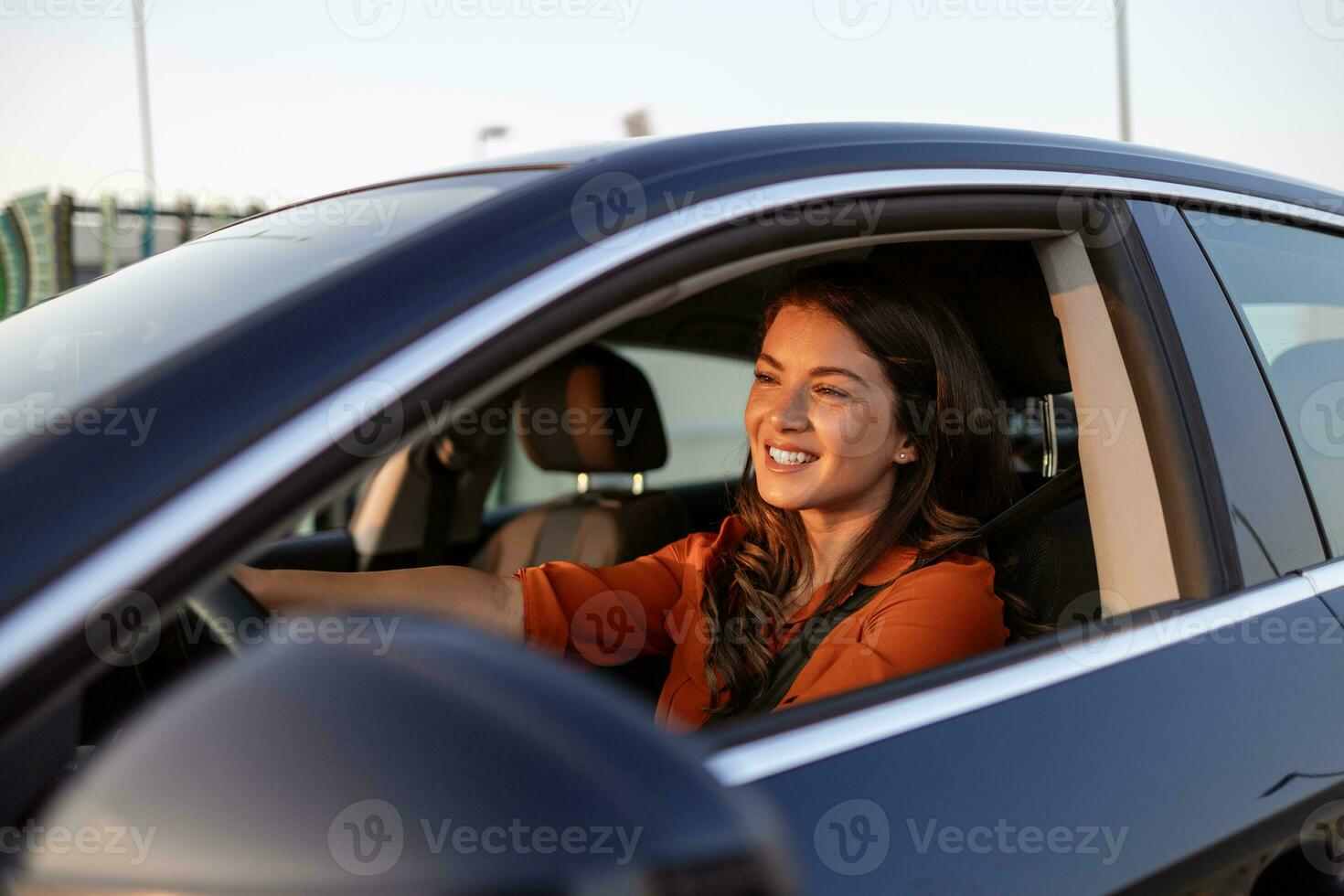 Foto av positiv glad flicka skraj förare ryttare njut av kör rida bil under pop- stjärna träffar Spellista musik Prova dansa höja händer i stad Centrum