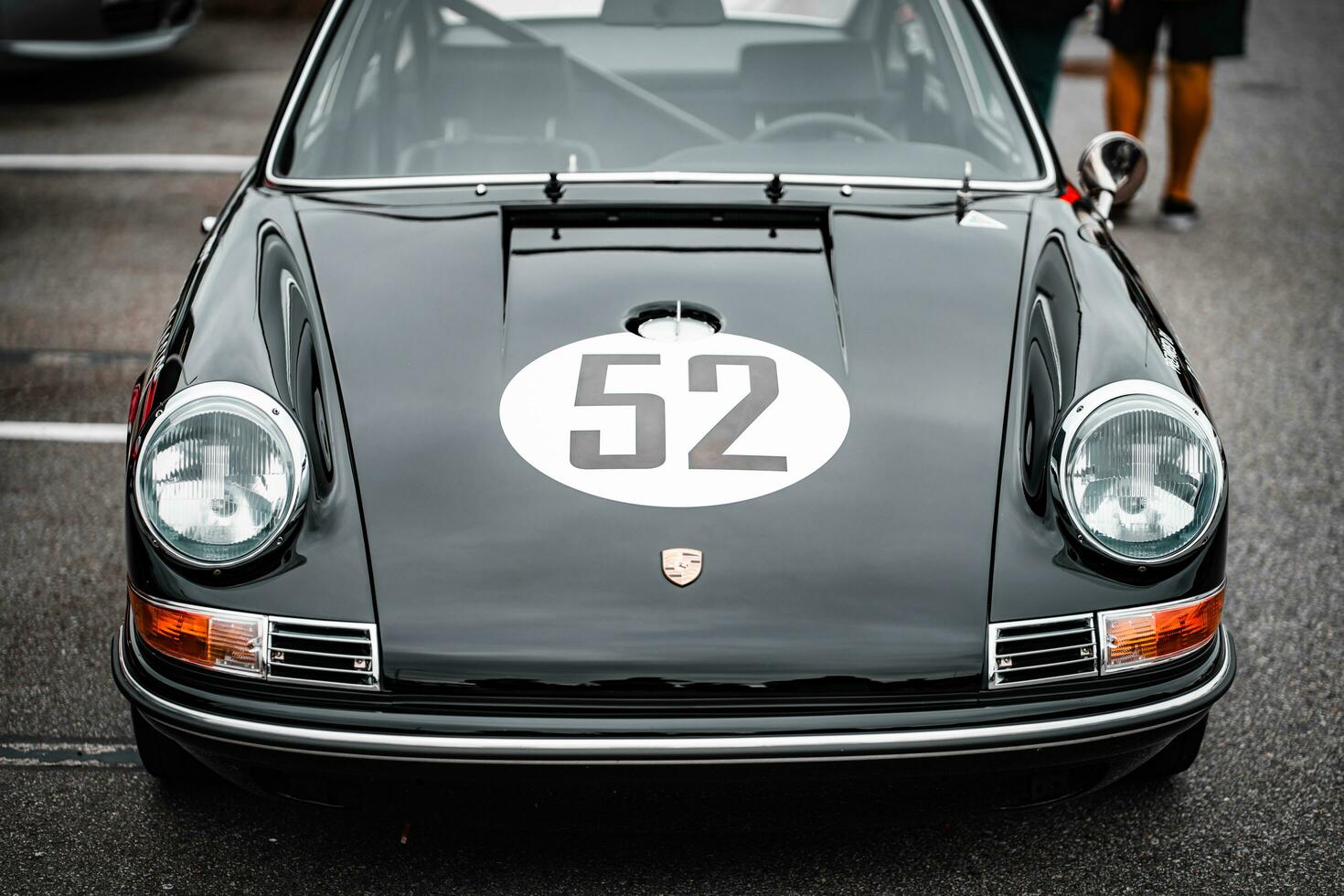 en svart porsche bil med en siffra 52 på den foto