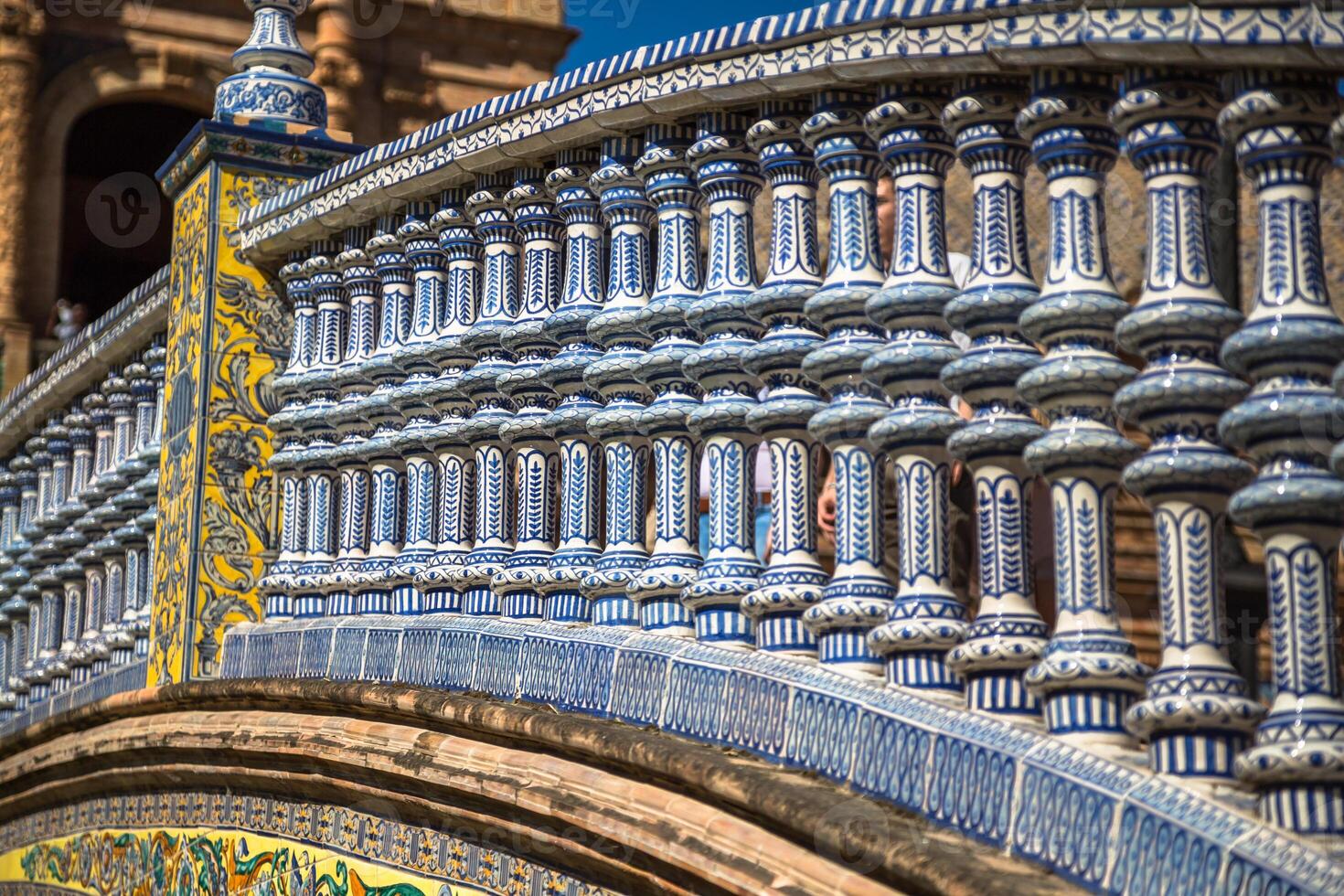 keramisk bro inuti torg de espana i Sevilla, Spanien. foto