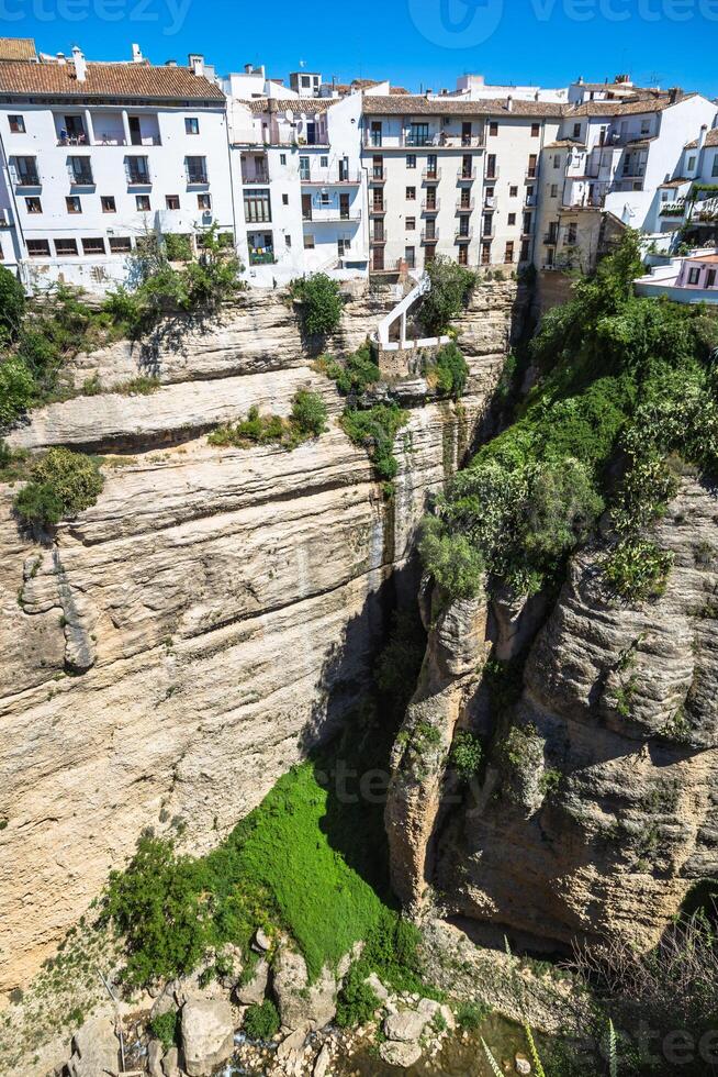 se av byggnader över klippa i ronda, Spanien foto