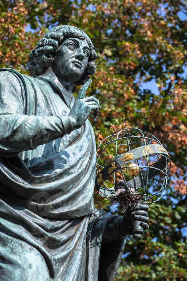 nicolaus copernicus staty i att springa, polen foto