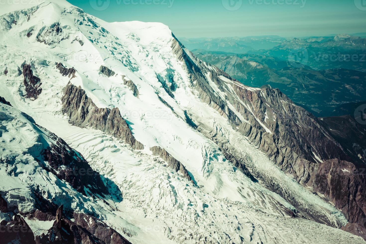 bossons glaciär från de topp av de aiguille du midi i de mont blanc massiv. foto