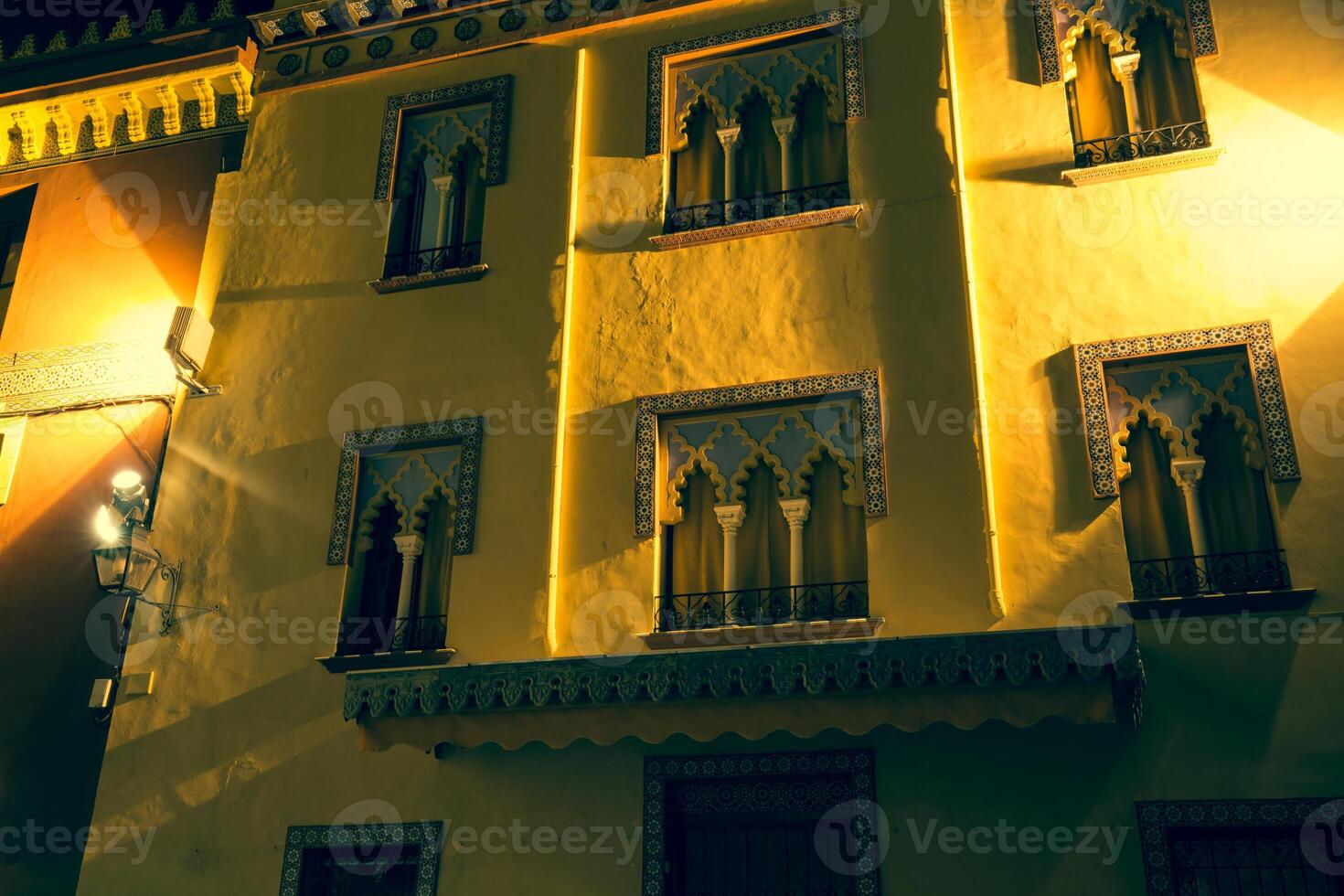 gammal fönster i arab stil på cordoba Spanien - arkitektur bakgrund foto