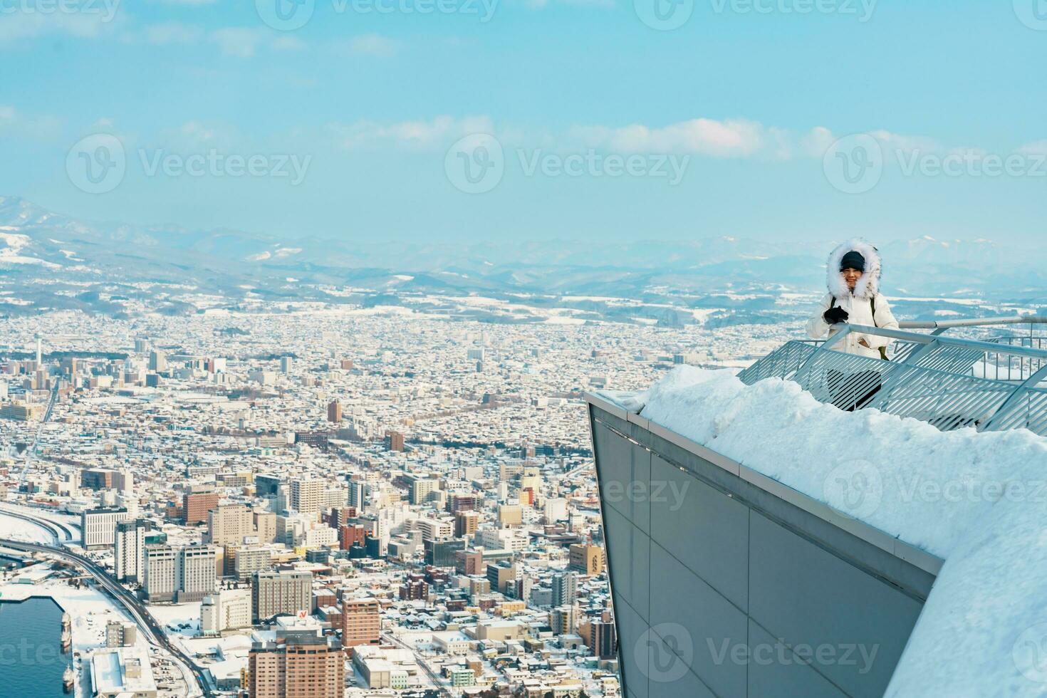 kvinna turist besöker i hakodate, resande i Tröja sightseeing se från hakodate berg med snö i vinter. landmärke och populär för attraktioner i Hokkaido, japan.resor och semester begrepp foto