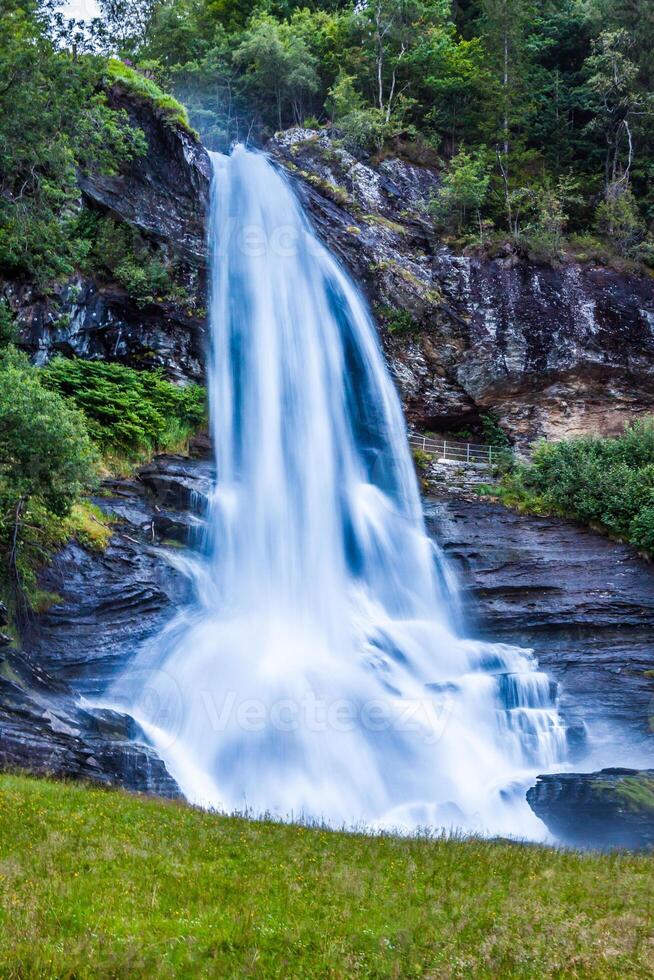 norge, hordaland grevskap. känd steinsdalsfossen vattenfall. scandinavian natur foto