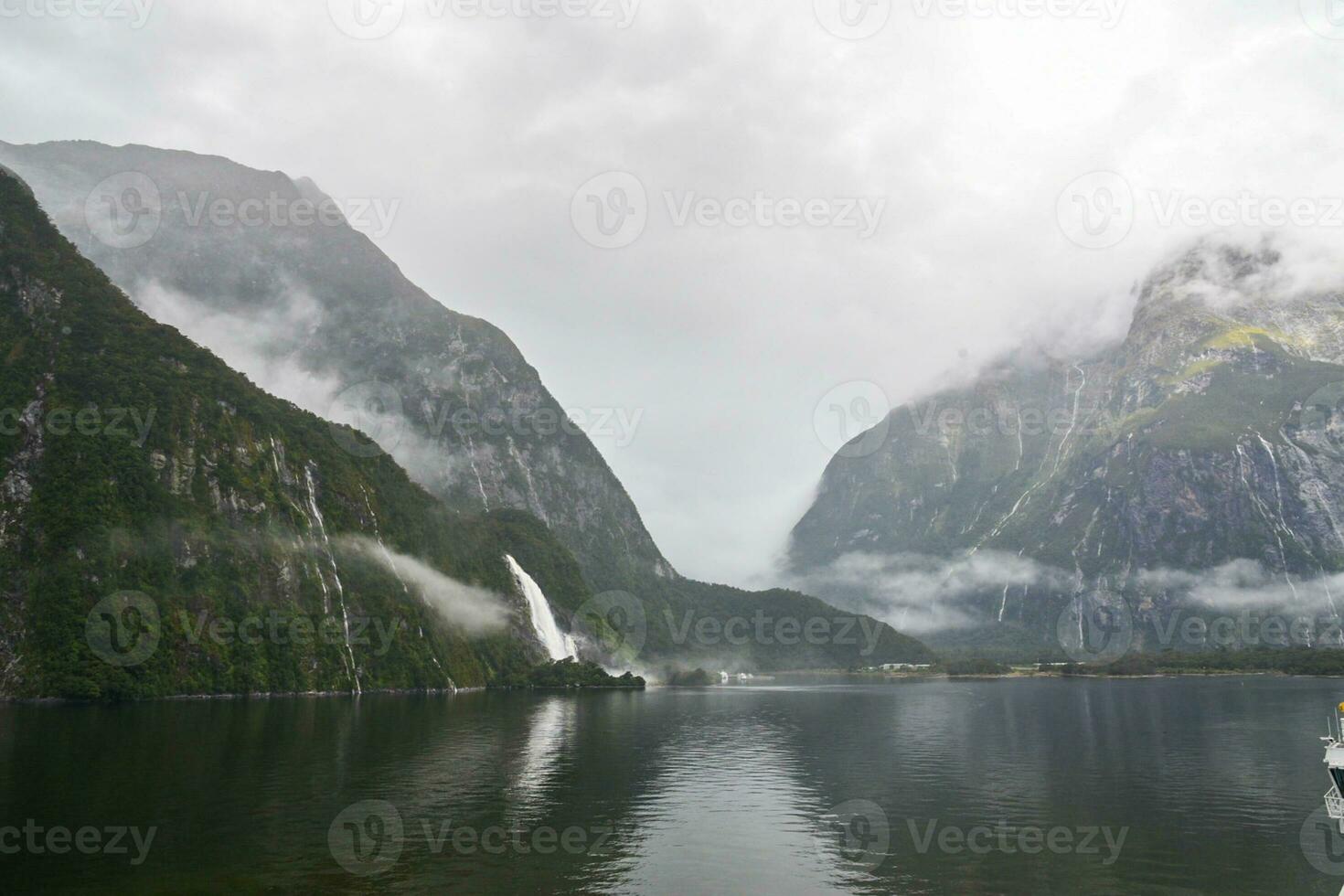 stirling falls i milford ljud, del av fjordland nationell parkera, ny zealand foto