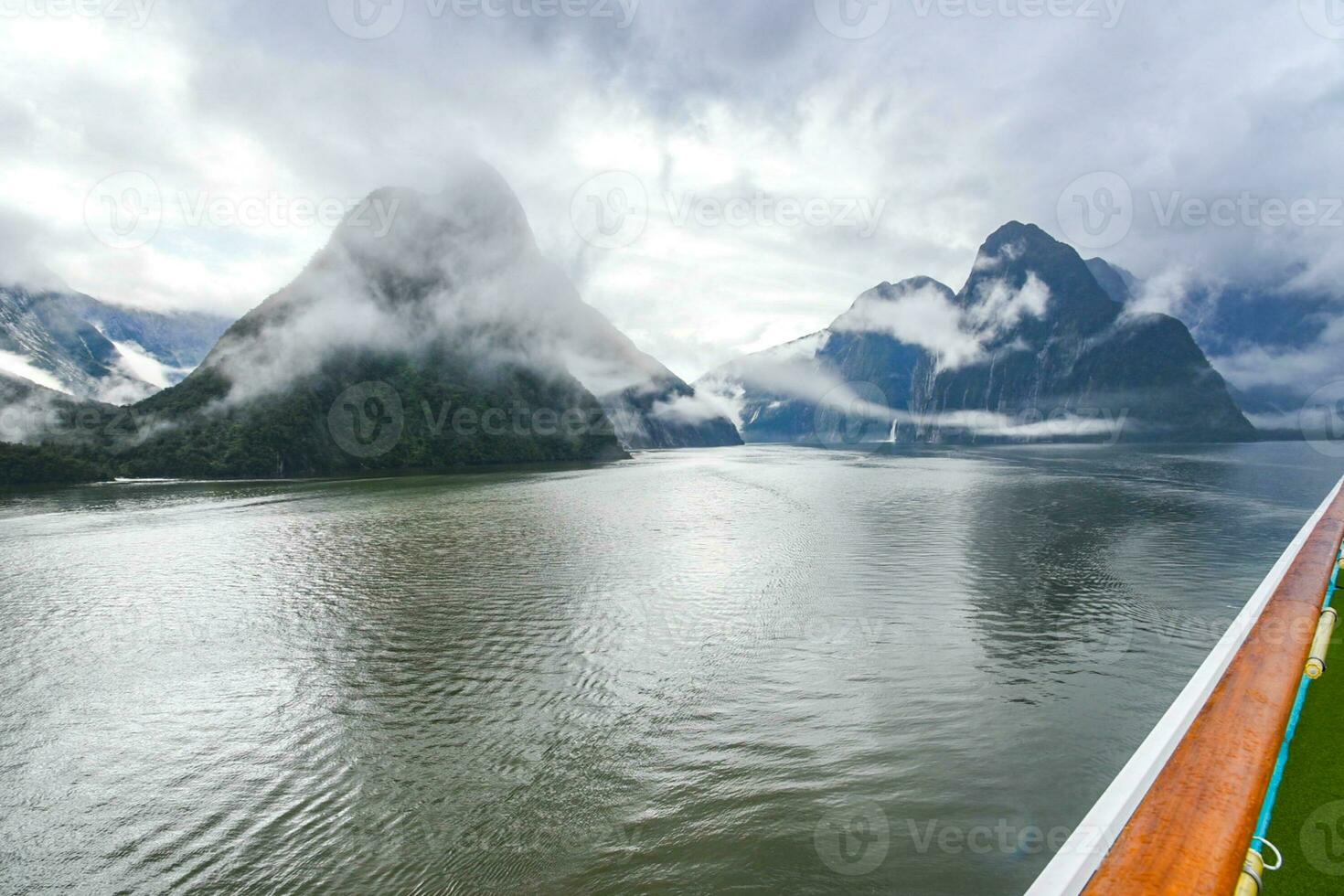 naturskön se av milford ljud fjordland, söder ö, ny zealand foto