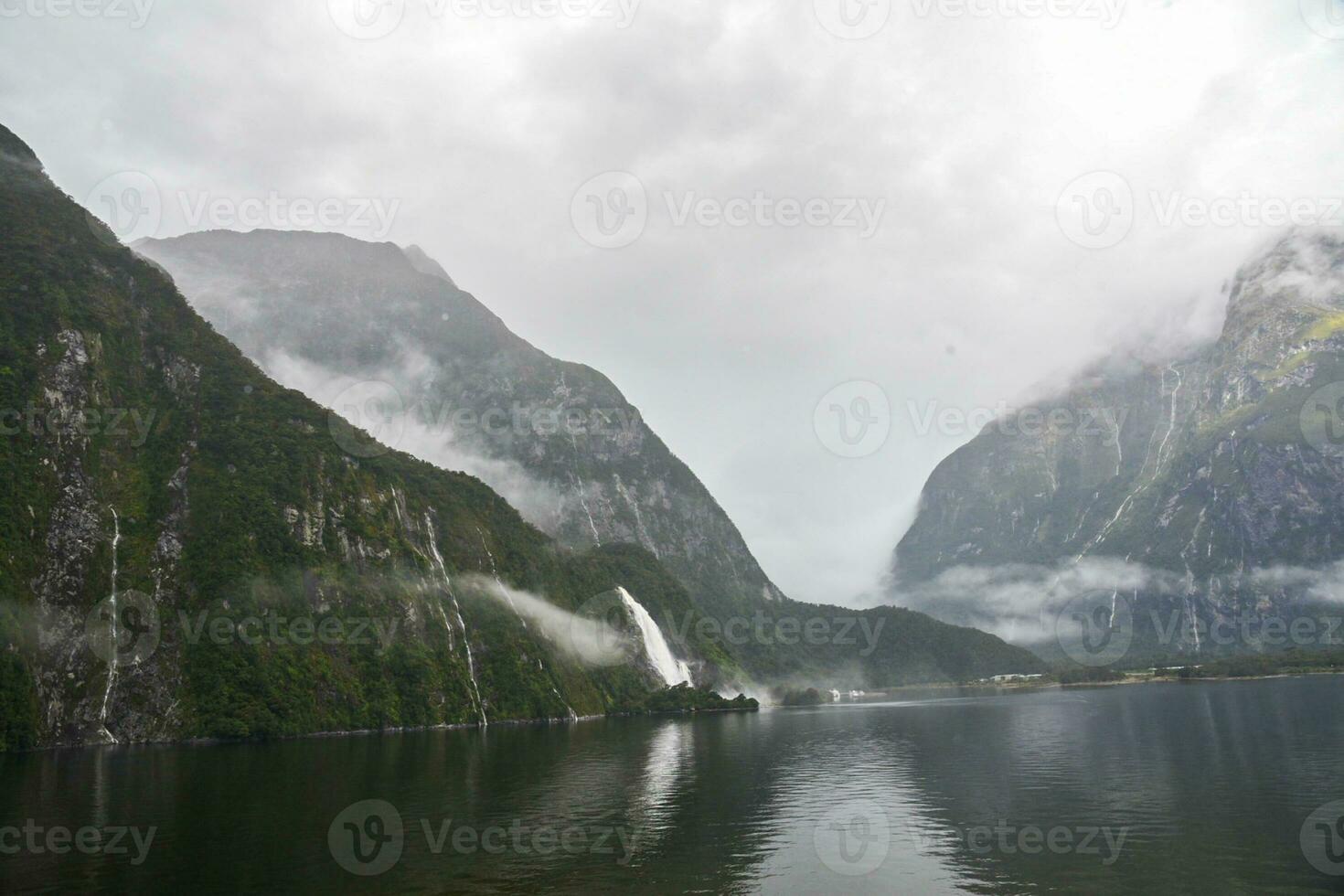 stirling falls i milford ljud, del av fjordland nationell parkera, ny zealand foto