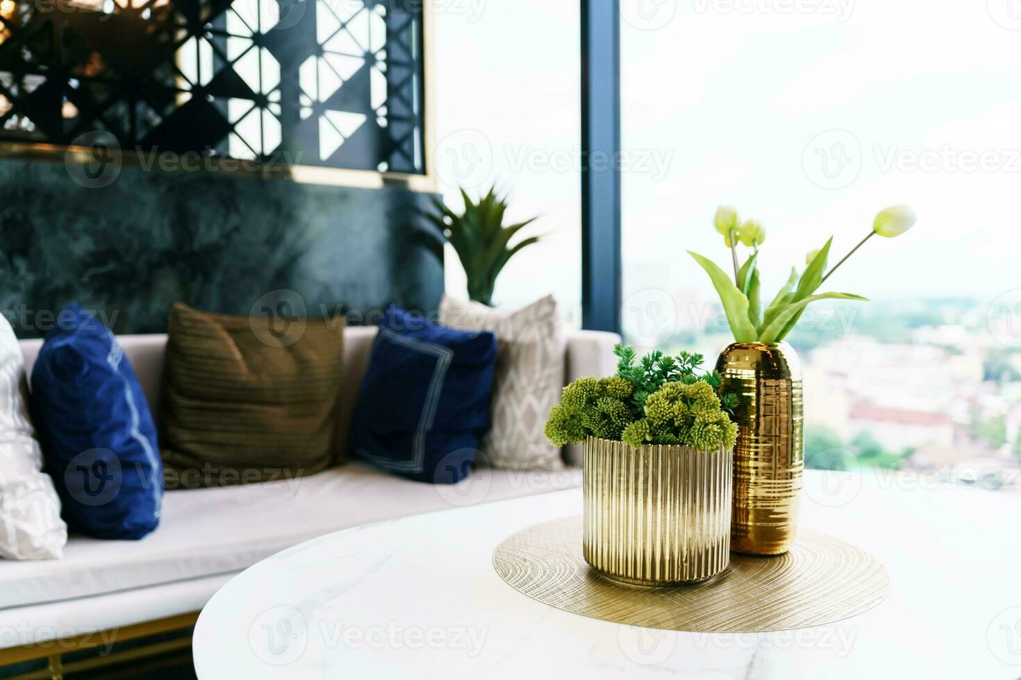 Hem interiör med dekor trä- tabell och växter dekoration interiör design av levande rum foto