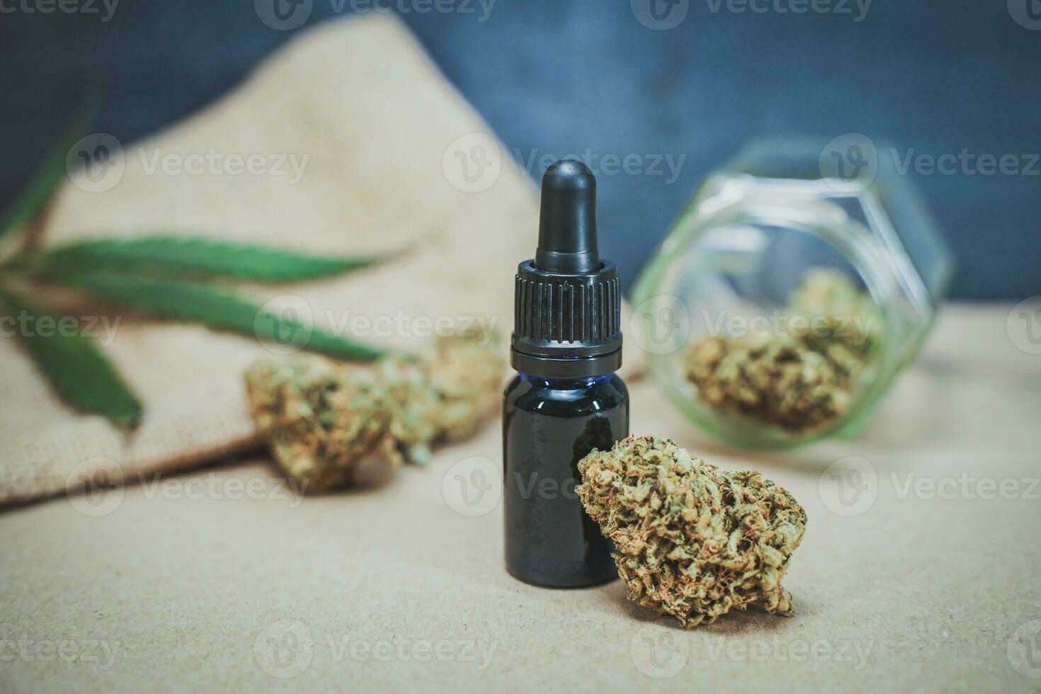 cbd medicinsk marijuana och hampa löv. medicinsk cannabis. foto