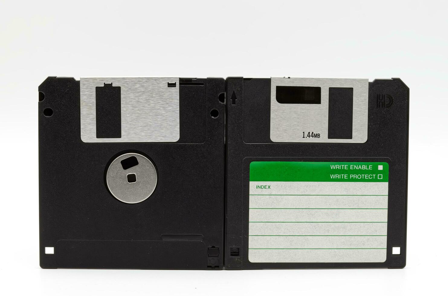 diskett disk av 1.4 megabyte isolerat på vit bakgrund. studio skott foto