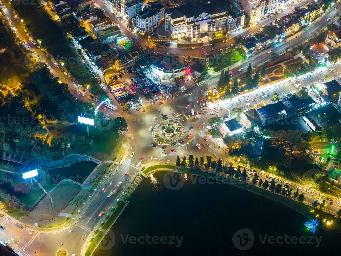 antenn se av en da lat stad med utveckling byggnader, transport. turist stad i tagit fram vietnam. Centrum fyrkant av da lat stad med xuan huong sjö och marknadsföra. foto