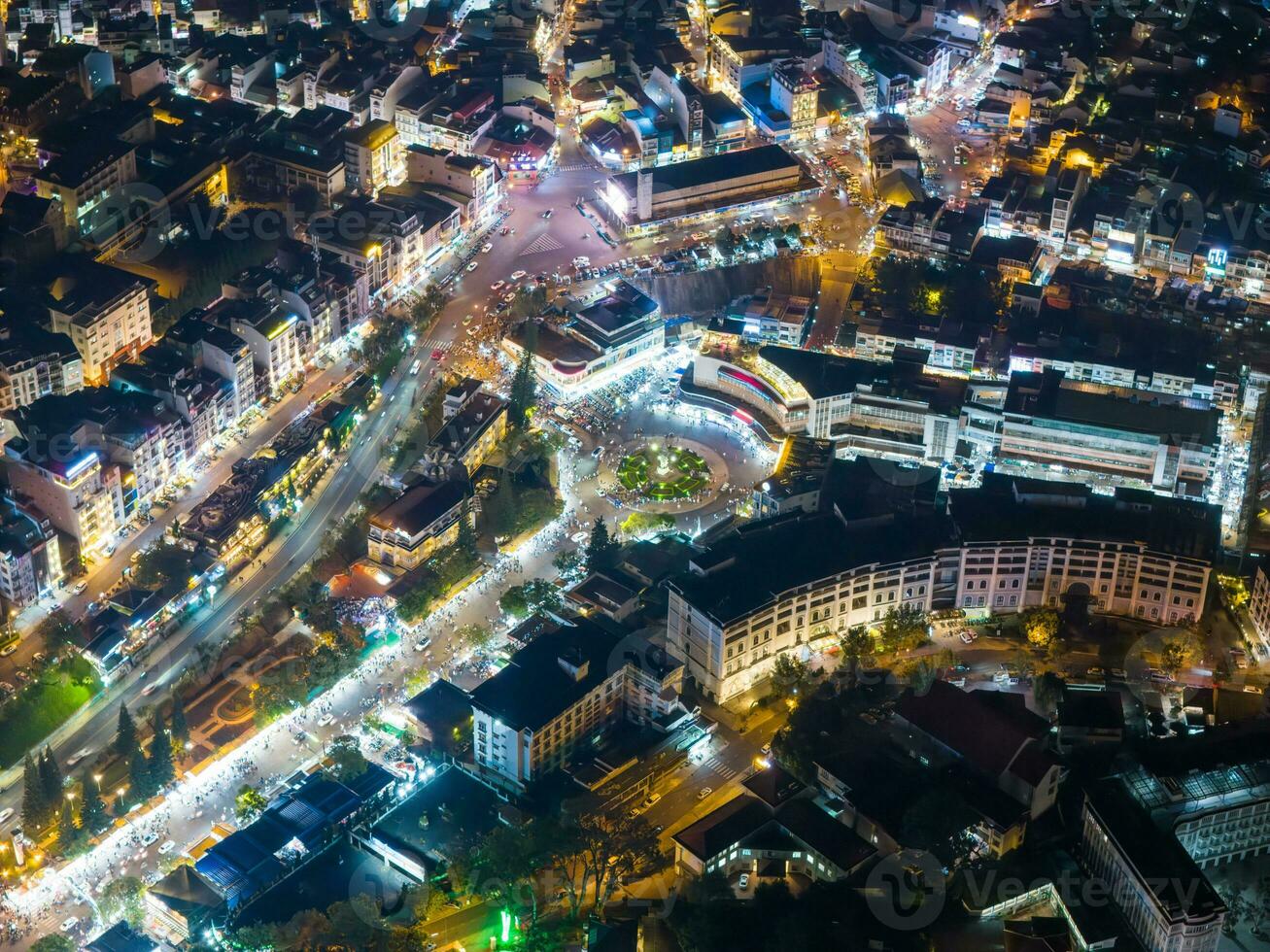 antenn se av en da lat stad med utveckling byggnader, transport. turist stad i tagit fram vietnam. Centrum fyrkant av da lat stad med xuan huong sjö och marknadsföra. foto