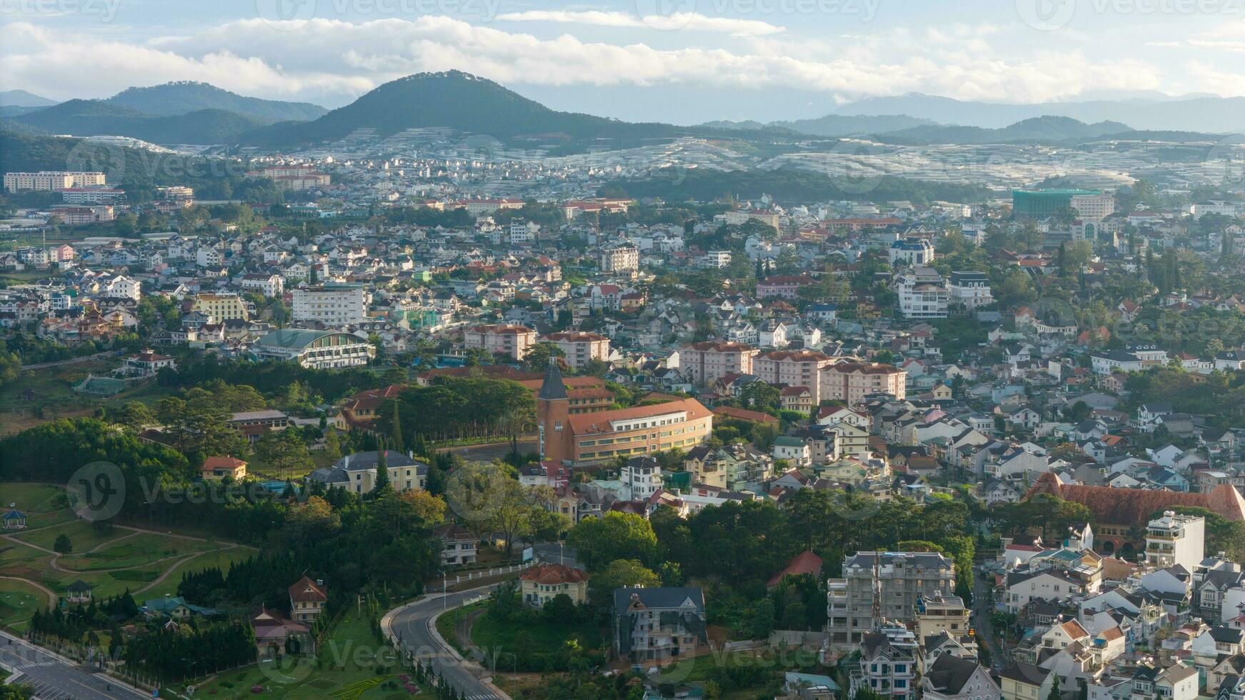 antenn se av da lat pedagogisk högskola i de stad av da lat nära xuan huong sjö i de morgon. turist stad i tagit fram vietnam foto