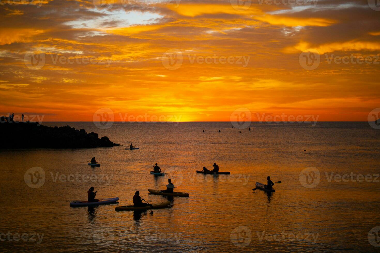 silhuette båtar och gyllene solnedgång landskap foto