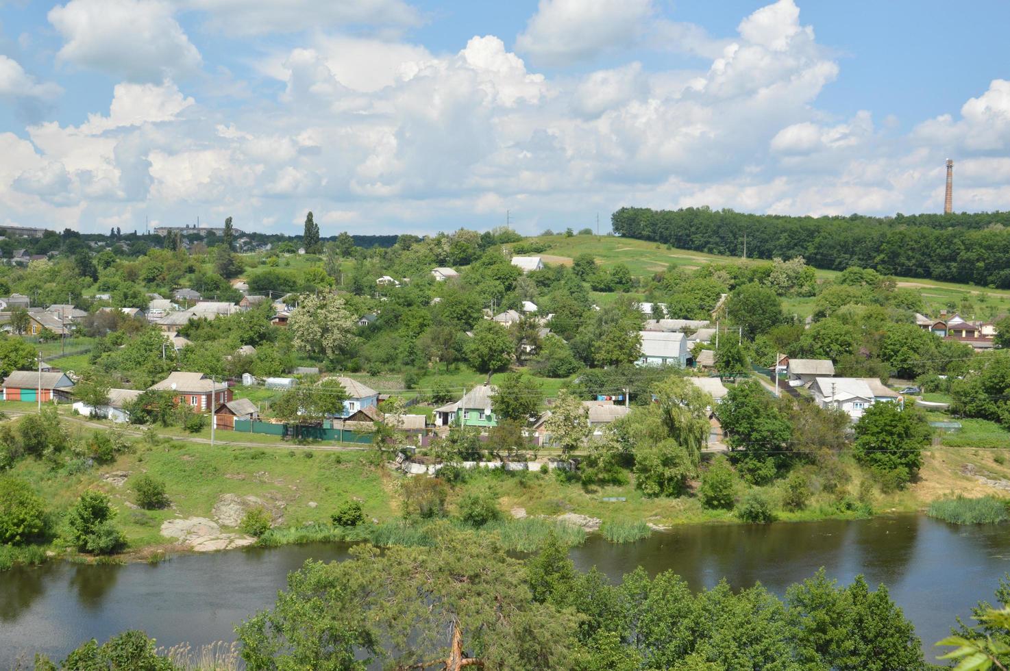 liten stad panorama med flod och hus foto