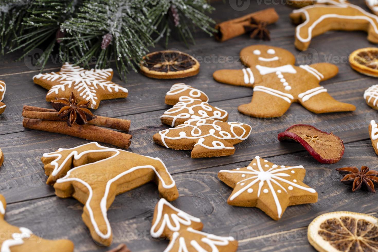 hemlagade pepparkakor för jul på träbord. foto